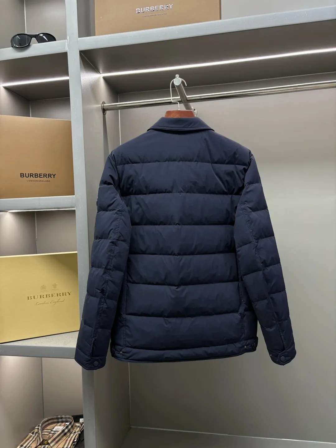 P890 Moncler's new diamond plaid splicing down jacket uses European aesthetic diamond plaid to continue writing the artistic chapter of down jackets. Inspired by the classic European quilting technology MORGLELLI three-dimensional diamond plaid breaks the monotony of the plane and reshapes the down outline with geometric language. Every inch of quilting is a precise measurement of warmth. [Ingenious weaving, lightness to travel with] ▫️ Selected imported 90% white duck down filling Fluffy and soft, locking in every body temperature ▫️ Micro-glossy windproof fabric, low-key texture, no fear of urban wind and rain ▫️ Slim-fitting three-dimensional tailoring, fit the body shape, say goodbye to winter bloat ▫️ Custom-made accessories at the counter, original one-to-one production [Every detail is ingenious] → Lapel design, fitting the neck line → Invisible side pockets, both practical and beautiful → Precise routing technology, each rhombus is even and full Size: M-XXXL Color: Black Royal Blue