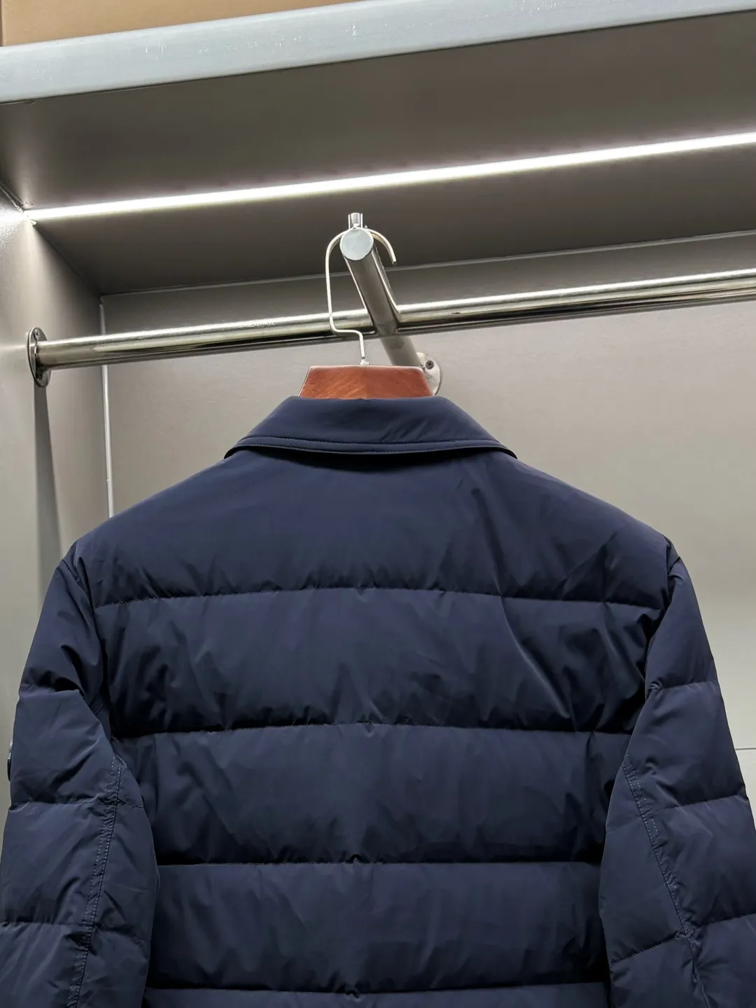 P890 Moncler's new diamond plaid splicing down jacket uses European aesthetic diamond plaid to continue writing the artistic chapter of down jackets. Inspired by the classic European quilting technology MORGLELLI three-dimensional diamond plaid breaks the monotony of the plane and reshapes the down outline with geometric language. Every inch of quilting is a precise measurement of warmth. [Ingenious weaving, lightness to travel with] ▫️ Selected imported 90% white duck down filling Fluffy and soft, locking in every body temperature ▫️ Micro-glossy windproof fabric, low-key texture, no fear of urban wind and rain ▫️ Slim-fitting three-dimensional tailoring, fit the body shape, say goodbye to winter bloat ▫️ Custom-made accessories at the counter, original one-to-one production [Every detail is ingenious] → Lapel design, fitting the neck line → Invisible side pockets, both practical and beautiful → Precise routing technology, each rhombus is even and full Size: M-XXXL Color: Black Royal Blue