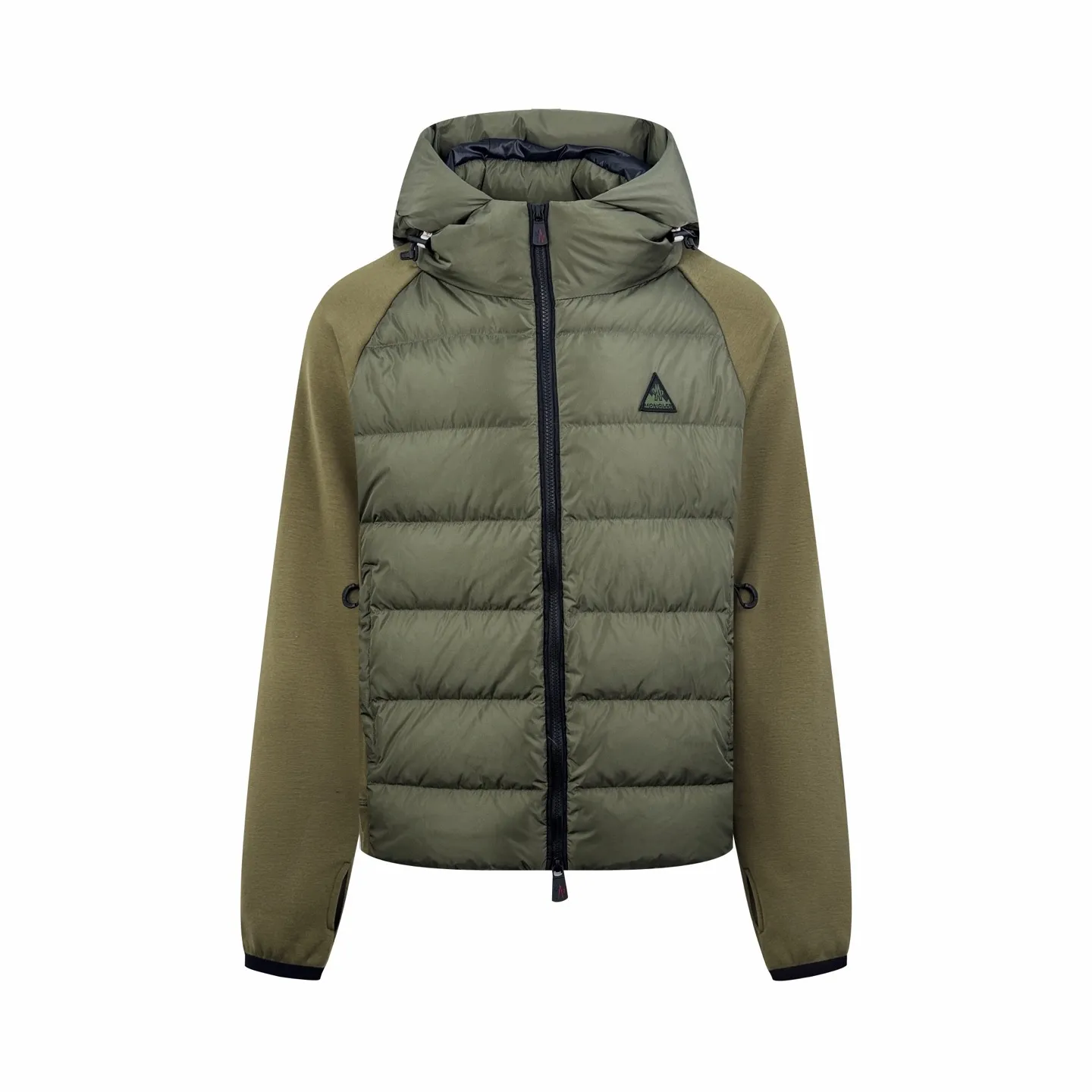 P780 Moncler logo woven splicing down jacket (green). The fabric is made of customized matte lattice air shield velvet and 300D high-density calendered coating. It uses the new national standard 90 white duck down (welcome to test). It has a full amount of down and is warm. It is light and fluffy. It uses the dark green of the overlapping mountains as the background. Everything is accumulating. It creates its own scenery in silence. The Monlcer triangle logo is embellished on the chest. The power aesthetic of the minimalist logo. The concentrated down filling in the front panel creates dynamic insulation for the core heat dissipation zone of the human body. The hooded down is a moving warm flow barrier for the head and neck, forming a thermal energy circulation system with the front panel. The elastic woven sleeves provide freedom of movement with a sense of compression, forming a relaxed and warm philosophy. The real high-end is to let function become the footnote of style, and computer mechanical down filling is given priority by making liner paper patterns to determine the down filling area according to the original three-dimensional effect. Determine the gram weight of down per square meter according to the original three-dimensional effect, thereby calculating the filling amount of each piece. The computer down filling machine uses a digital weighing unit to achieve stable measurement and 3D three-dimensional quilting technology. With the help of the CNC quilting machine's programming system, the down in different areas is accurately separated to ensure that the filling is evenly fixed after sewing. To avoid agglomeration or shifting, the computer template machine runs the line. The computer template machine's line process shows extremely high neatness and smoothness. The craftsman accurately controls the size during the operation to ensure that each row line meets the design requirements. The lines of the entire template are smooth and uniform. Neat and beautiful, the triple overlocking and five-thread dense stitching process uses main seam overlocking + diagonal reinforcement + raw edge wrapping. The triple structure forms a three-dimensional protective net at the edge of the fabric to avoid stitch breakage. Size:S-M-L-XL