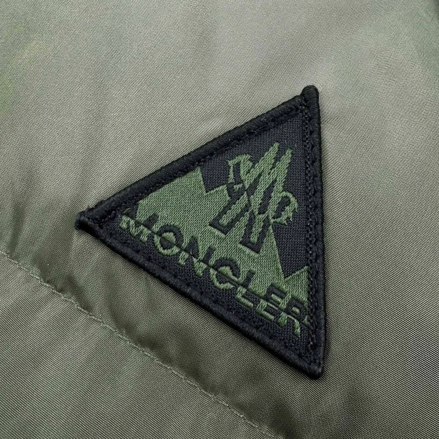 P780 Moncler logo woven splicing down jacket (green). The fabric is made of customized matte lattice air shield velvet and 300D high-density calendered coating. It uses the new national standard 90 white duck down (welcome to test). It has a full amount of down and is warm. It is light and fluffy. It uses the dark green of the overlapping mountains as the background. Everything is accumulating. It creates its own scenery in silence. The Monlcer triangle logo is embellished on the chest. The power aesthetic of the minimalist logo. The concentrated down filling in the front panel creates dynamic insulation for the core heat dissipation zone of the human body. The hooded down is a moving warm flow barrier for the head and neck, forming a thermal energy circulation system with the front panel. The elastic woven sleeves provide freedom of movement with a sense of compression, forming a relaxed and warm philosophy. The real high-end is to let function become the footnote of style, and computer mechanical down filling is given priority by making liner paper patterns to determine the down filling area according to the original three-dimensional effect. Determine the gram weight of down per square meter according to the original three-dimensional effect, thereby calculating the filling amount of each piece. The computer down filling machine uses a digital weighing unit to achieve stable measurement and 3D three-dimensional quilting technology. With the help of the CNC quilting machine's programming system, the down in different areas is accurately separated to ensure that the filling is evenly fixed after sewing. To avoid agglomeration or shifting, the computer template machine runs the line. The computer template machine's line process shows extremely high neatness and smoothness. The craftsman accurately controls the size during the operation to ensure that each row line meets the design requirements. The lines of the entire template are smooth and uniform. Neat and beautiful, the triple overlocking and five-thread dense stitching process uses main seam overlocking + diagonal reinforcement + raw edge wrapping. The triple structure forms a three-dimensional protective net at the edge of the fabric to avoid stitch breakage. Size:S-M-L-XL