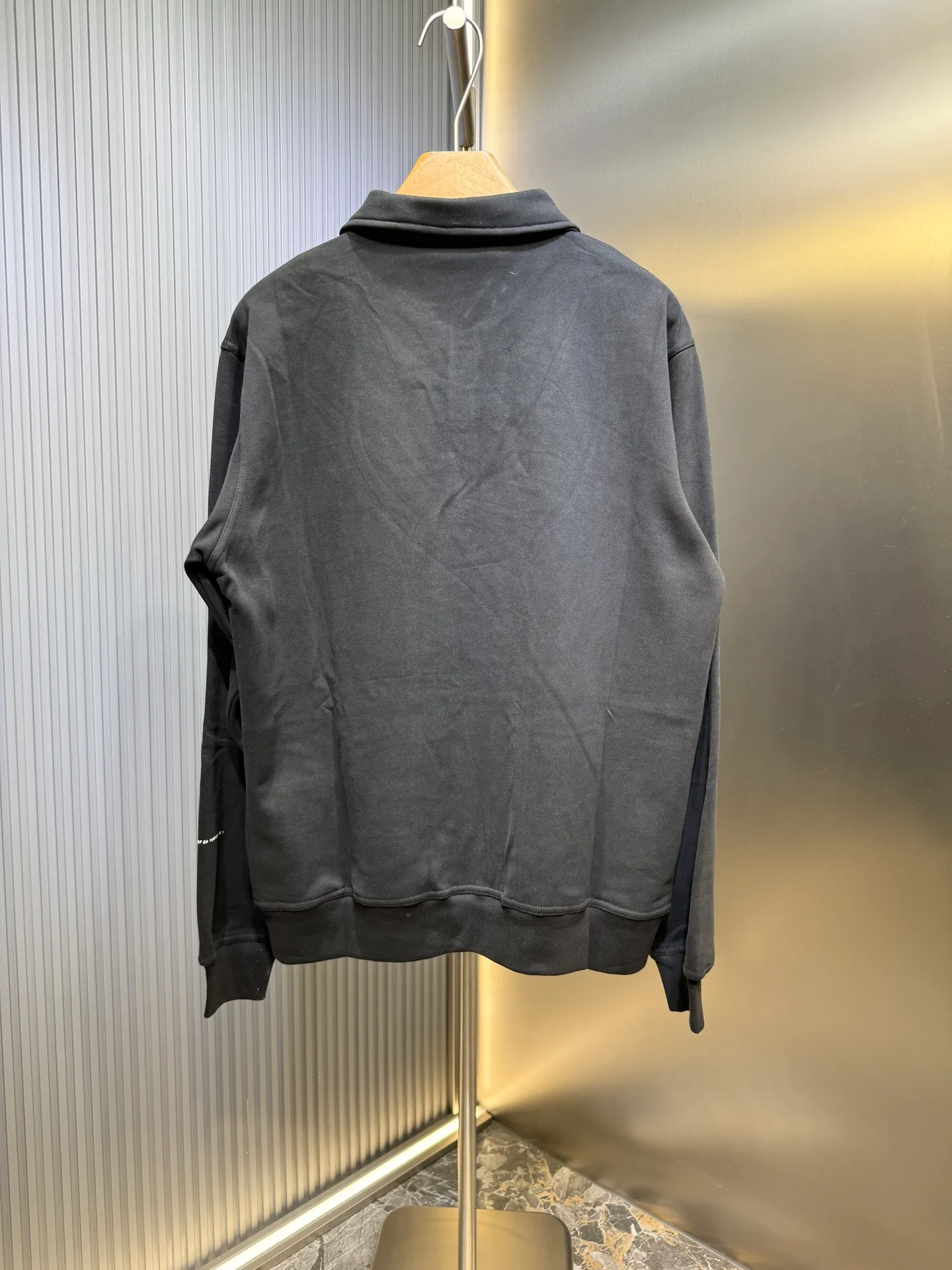 P390 🌟[Top original order] Moncler The half-chain style exudes a sense of luxury from the inside out, finding the perfect balance between simplicity and sophistication. Process 1: Using imported machine embroidery technology, using advanced computer control systems and precision mechanical components to realize Moncler Genius embroidery operations with high precision and smooth and delicate lines. Process 2: Using glue printing. Moncler Not easy to deform, not easy to shrink, not easy to fade, maintain long-term beauty Accessories: Customized 1:1 Moncler embroidered logo Customized 1:1 Moncler zipper Customized 1:1 Moncler yellow belt Customized 1:1 Moncler trademark Version: Loose version Size: S M L XL