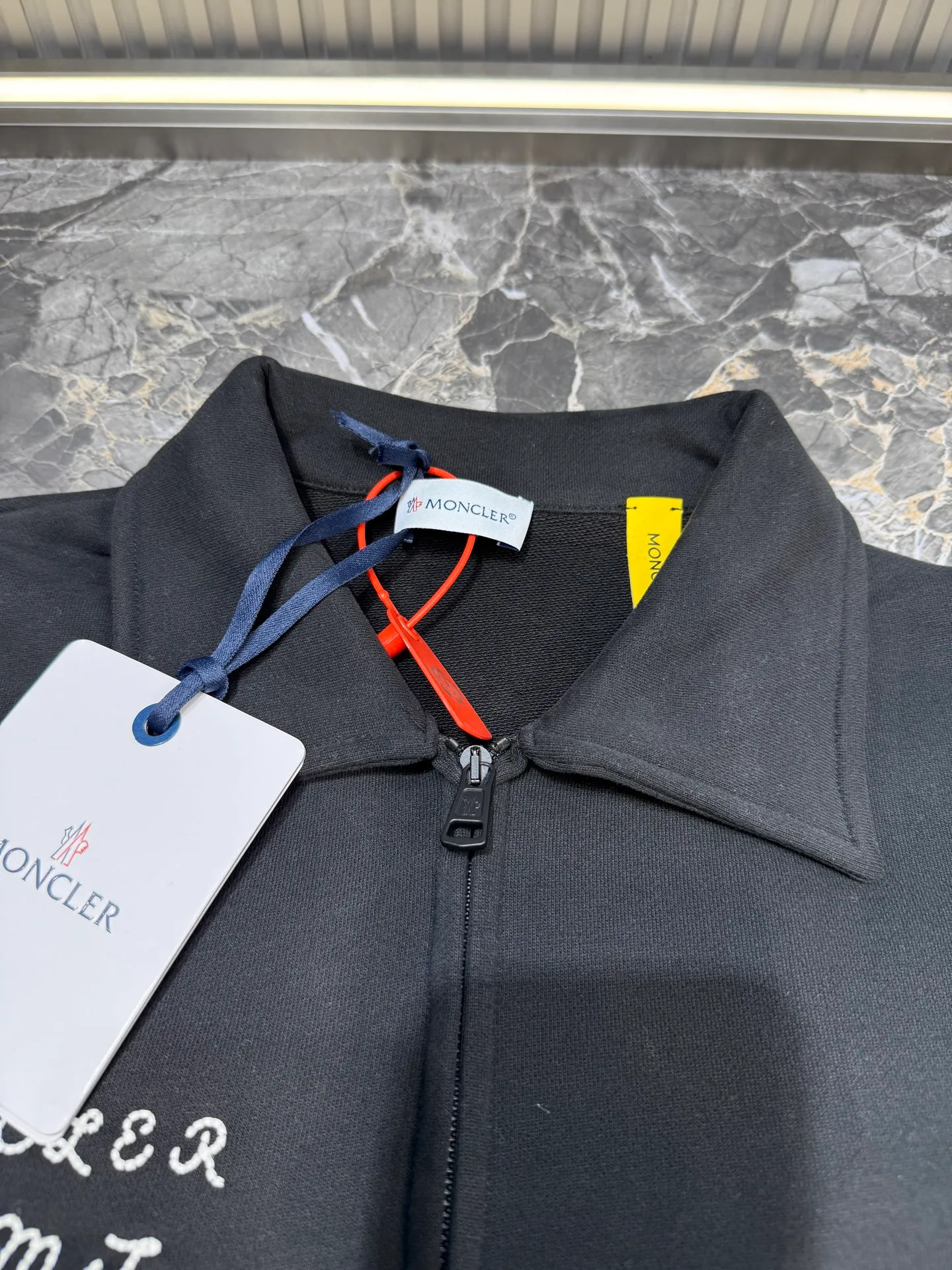 P390 🌟[Top original order] Moncler The half-chain style exudes a sense of luxury from the inside out, finding the perfect balance between simplicity and sophistication. Process 1: Using imported machine embroidery technology, using advanced computer control systems and precision mechanical components to realize Moncler Genius embroidery operations with high precision and smooth and delicate lines. Process 2: Using glue printing. Moncler Not easy to deform, not easy to shrink, not easy to fade, maintain long-term beauty Accessories: Customized 1:1 Moncler embroidered logo Customized 1:1 Moncler zipper Customized 1:1 Moncler yellow belt Customized 1:1 Moncler trademark Version: Loose version Size: S M L XL