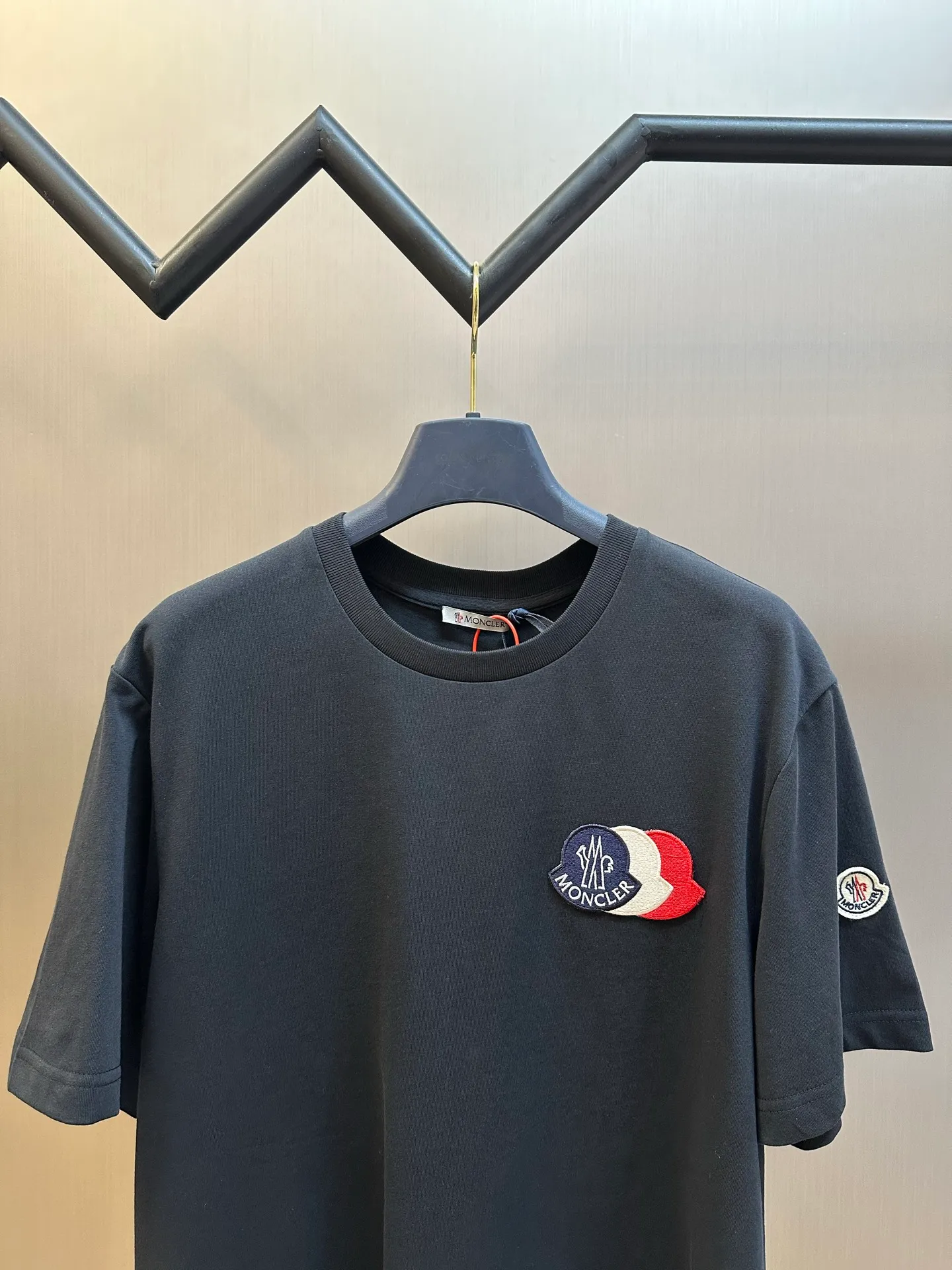 P230 Moncler short-sleeved patch logo, custom-made cloud-soft plain cotton fabric, with the iconic three-color design badge embellished on the chest, interpreting the visual grammar of modern luxury, and the Moncler embroidered logo on the side, highlighting the brand style.  Using imported machine embroidery technology, advanced computer control systems and precision mechanical components, Moncler embroidery logo embroidery operations are realized.  size：s m l xl