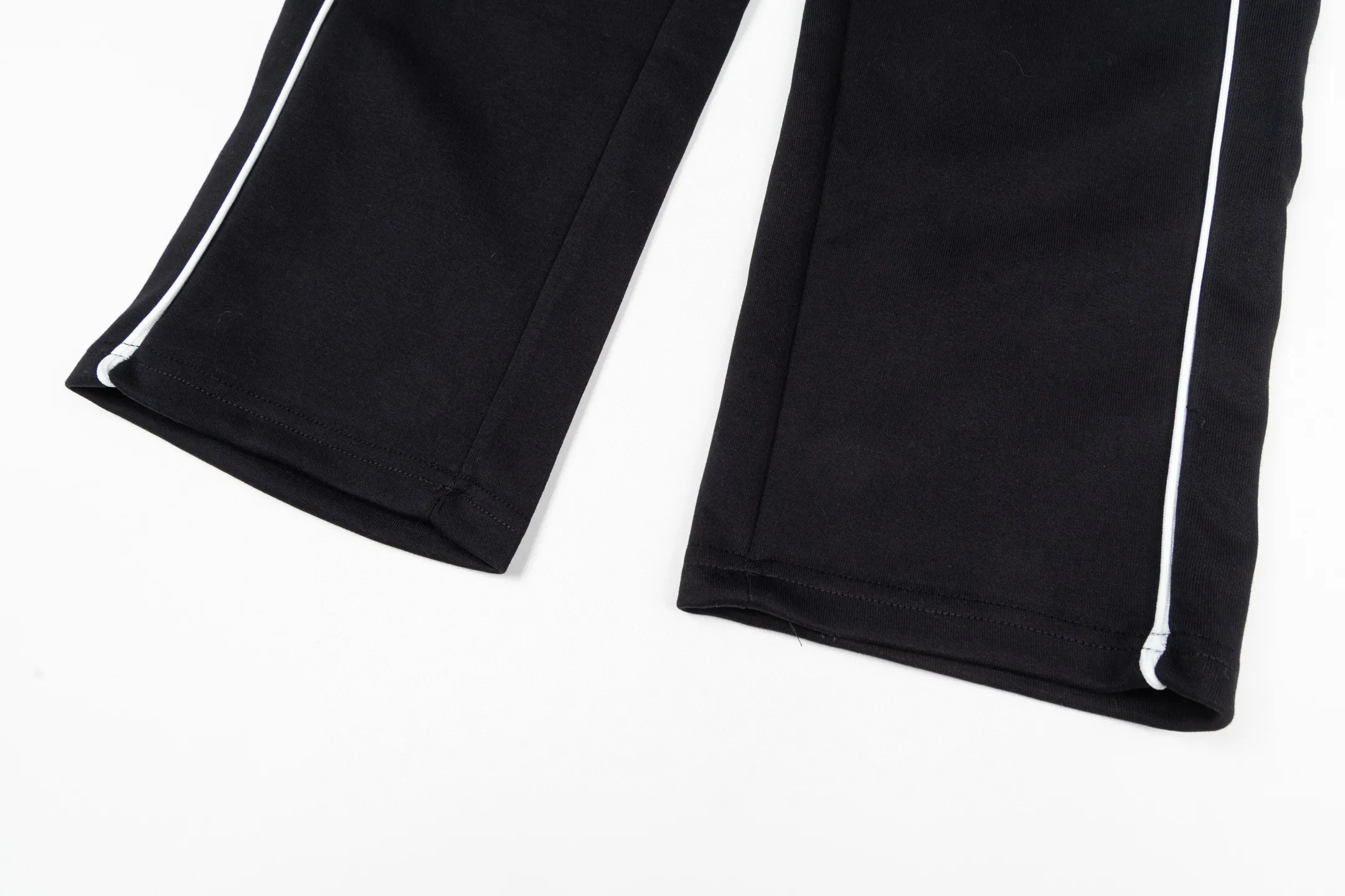 P230 Meng Mouth Small Label Embroidered Ribbon Trousers. Same style as MONCLER counters. Very textured in hand. Three-dimensional and atmospheric. Versatile and easy to wear. Simple and elegant. Adopts os version. The upper body effect is great. Suitable for all body types. Soft and comfortable. The small label embroidery is full and neat. Does not fade. Does not deform. Complete accessories. Delicate embroidery embellishments on the back pockets. Perfectly restored zp 2:1. Same style for men and women. Versatile and easy to match. Size s m l xl color black gray