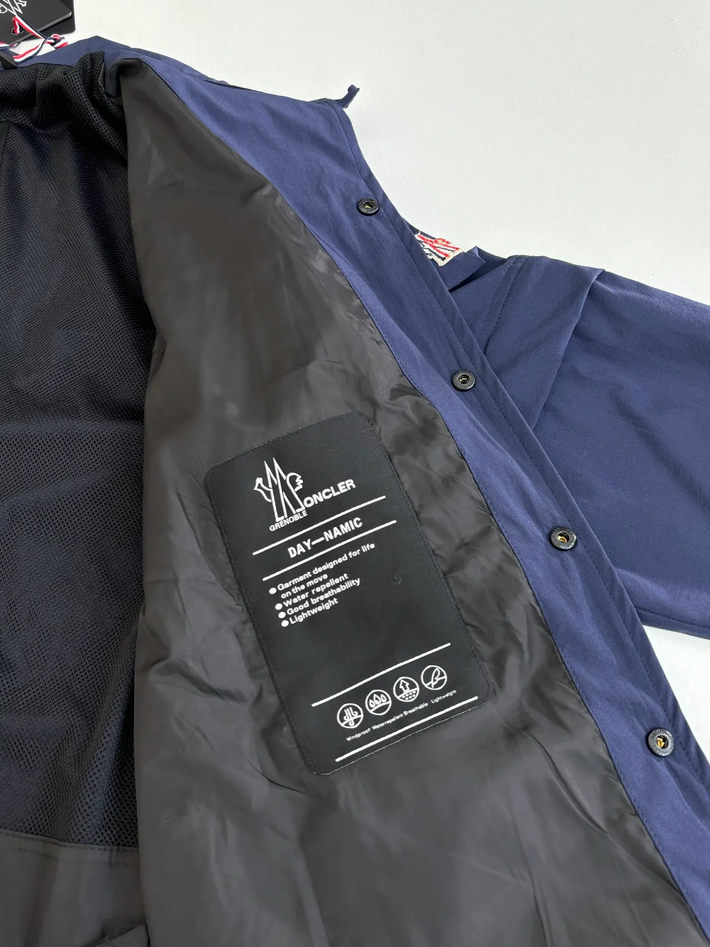 P650 Moncle*/Mask Grenoble functional outdoor zippered jacket with adjustable sleeves. Custom-dyed double-stretch mercerized poplin. Custom-dyed soft mesh pongee. Excellent texture. Comfortable and close to the skin. Dark green inspired by plant texture. The color is taken from sage leaves soaked in morning dew. Precise narrative of functional pocket system. Functional and aesthetic balance. Iconic Moncler logo appears on the sleeves, fully recognizable. The triangular logo of the same color is hidden into the fabric texture like a mark in the undercurrent of the deep sea. It is extremely invisible and visible. The detachable sleeve design allows for diversified outfits. Size: 1/2/3/4