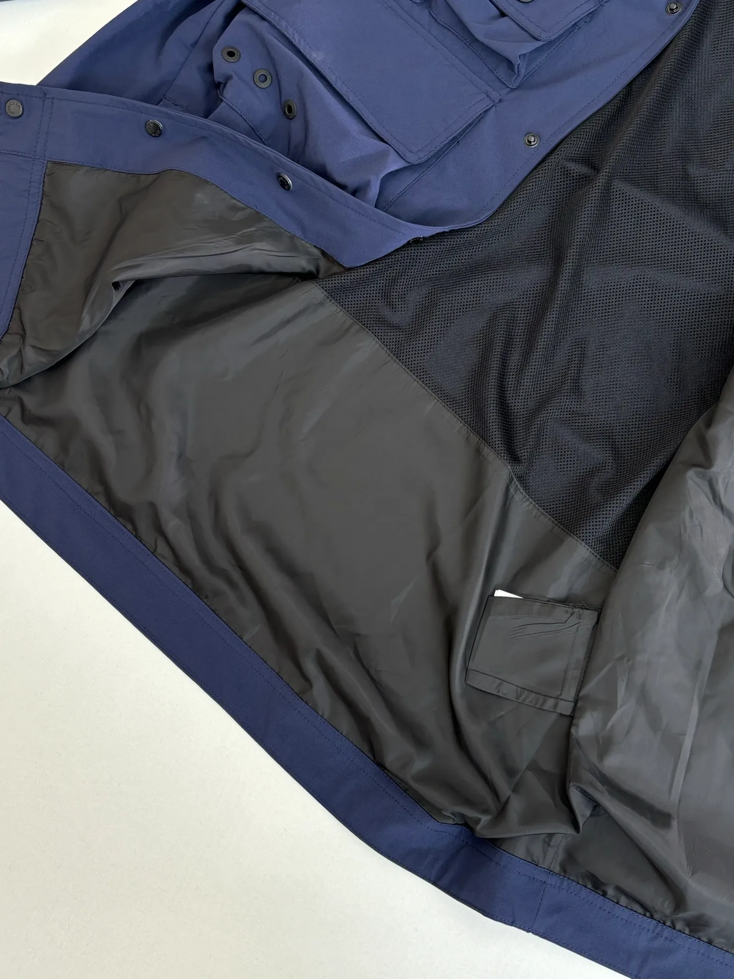 P650 Moncle*/Mask Grenoble functional outdoor zippered jacket with adjustable sleeves. Custom-dyed double-stretch mercerized poplin. Custom-dyed soft mesh pongee. Excellent texture. Comfortable and close to the skin. Dark green inspired by plant texture. The color is taken from sage leaves soaked in morning dew. Precise narrative of functional pocket system. Functional and aesthetic balance. Iconic Moncler logo appears on the sleeves, fully recognizable. The triangular logo of the same color is hidden into the fabric texture like a mark in the undercurrent of the deep sea. It is extremely invisible and visible. The detachable sleeve design allows for diversified outfits. Size: 1/2/3/4