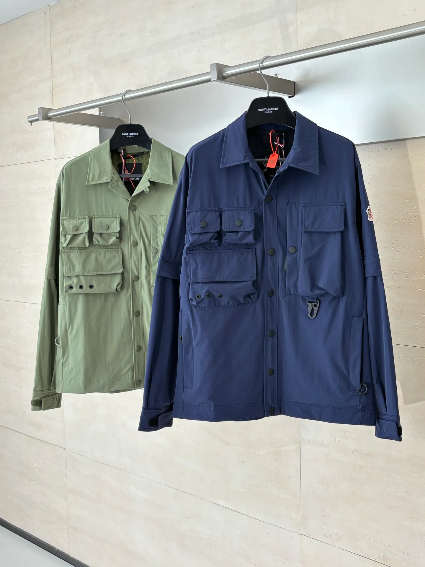 P650 Moncle*/Mask Grenoble functional outdoor zippered jacket with adjustable sleeves. Custom-dyed double-stretch mercerized poplin. Custom-dyed soft mesh pongee. Excellent texture. Comfortable and close to the skin. Dark green inspired by plant texture. The color is taken from sage leaves soaked in morning dew. Precise narrative of functional pocket system. Functional and aesthetic balance. Iconic Moncler logo appears on the sleeves, fully recognizable. The triangular logo of the same color is hidden into the fabric texture like a mark in the undercurrent of the deep sea. It is extremely invisible and visible. The detachable sleeve design allows for diversified outfits. Size: 1/2/3/4