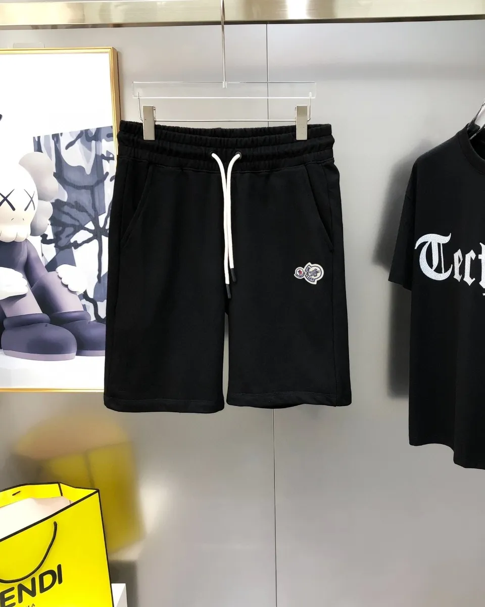 P230 Moncler 2024 new original men's casual shorts, the latest release on the official website of the counter, ✨ High-end quality, simple, fashionable and elegant ✨ Classic logo LOGO design, customized original imported 100% cotton fabric, simple and elegant, versatile style, elegant and handsome upper body, brand new sense of sight! The details are all in place, no one is picky about the upper body, and you must pay for your own money. Size: S-XL (can wear up to 185 pounds, please state your height and weight when placing an order) Black Gray