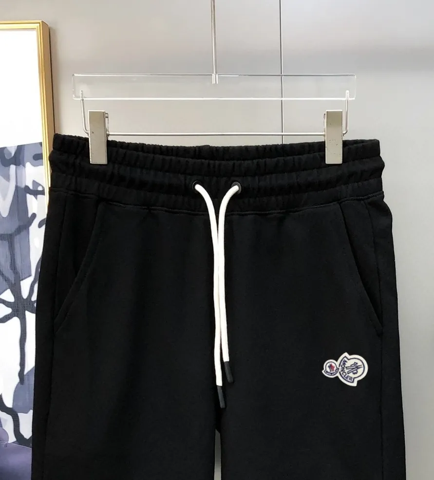 P230 Moncler 2024 new original men's casual shorts, the latest release on the official website of the counter, ✨ High-end quality, simple, fashionable and elegant ✨ Classic logo LOGO design, customized original imported 100% cotton fabric, simple and elegant, versatile style, elegant and handsome upper body, brand new sense of sight! The details are all in place, no one is picky about the upper body, and you must pay for your own money. Size: S-XL (can wear up to 185 pounds, please state your height and weight when placing an order) Black Gray
