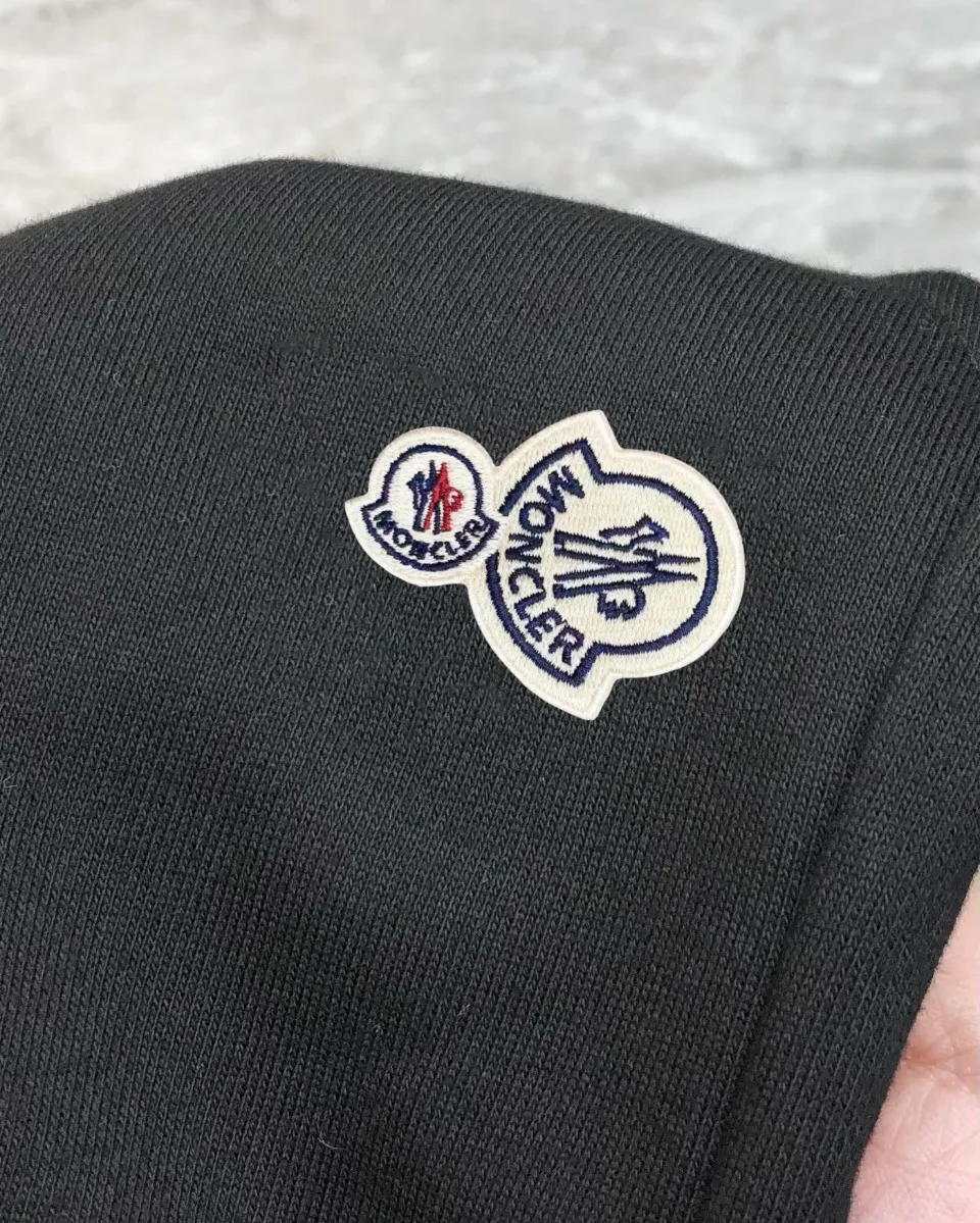 P230 Moncler 2024 new original men's casual shorts, the latest release on the official website of the counter, ✨ High-end quality, simple, fashionable and elegant ✨ Classic logo LOGO design, customized original imported 100% cotton fabric, simple and elegant, versatile style, elegant and handsome upper body, brand new sense of sight! The details are all in place, no one is picky about the upper body, and you must pay for your own money. Size: S-XL (can wear up to 185 pounds, please state your height and weight when placing an order) Black Gray