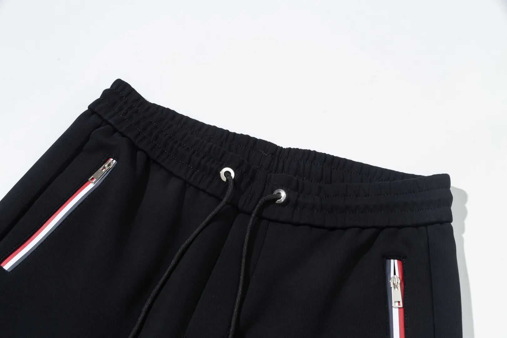 P290 Moncler new men's original casual pants and sweatpants, high-end customization, fashionable and versatile ✨✨✨three-dimensional embroidery embossed letter logo design, customized original imported 100% knitted cotton fabric, imported hardware accessories, elegant and handsome upper body, brand new sense of sight! The factory's fine workmanship and details are all in place. There is no need to choose anyone, and you must pay for your own money. Size: M-3XL (the largest size can wear about 185 pounds) black