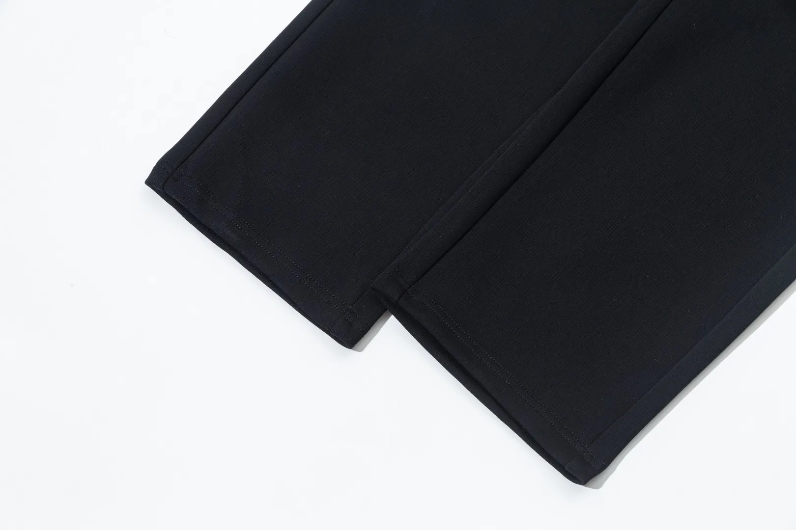 P290 Moncler new men's original casual pants and sweatpants, high-end customization, fashionable and versatile ✨✨✨three-dimensional embroidery embossed letter logo design, customized original imported 100% knitted cotton fabric, imported hardware accessories, elegant and handsome upper body, brand new sense of sight! The factory's fine workmanship and details are all in place. There is no need to choose anyone, and you must pay for your own money. Size: M-3XL (the largest size can wear about 185 pounds) black