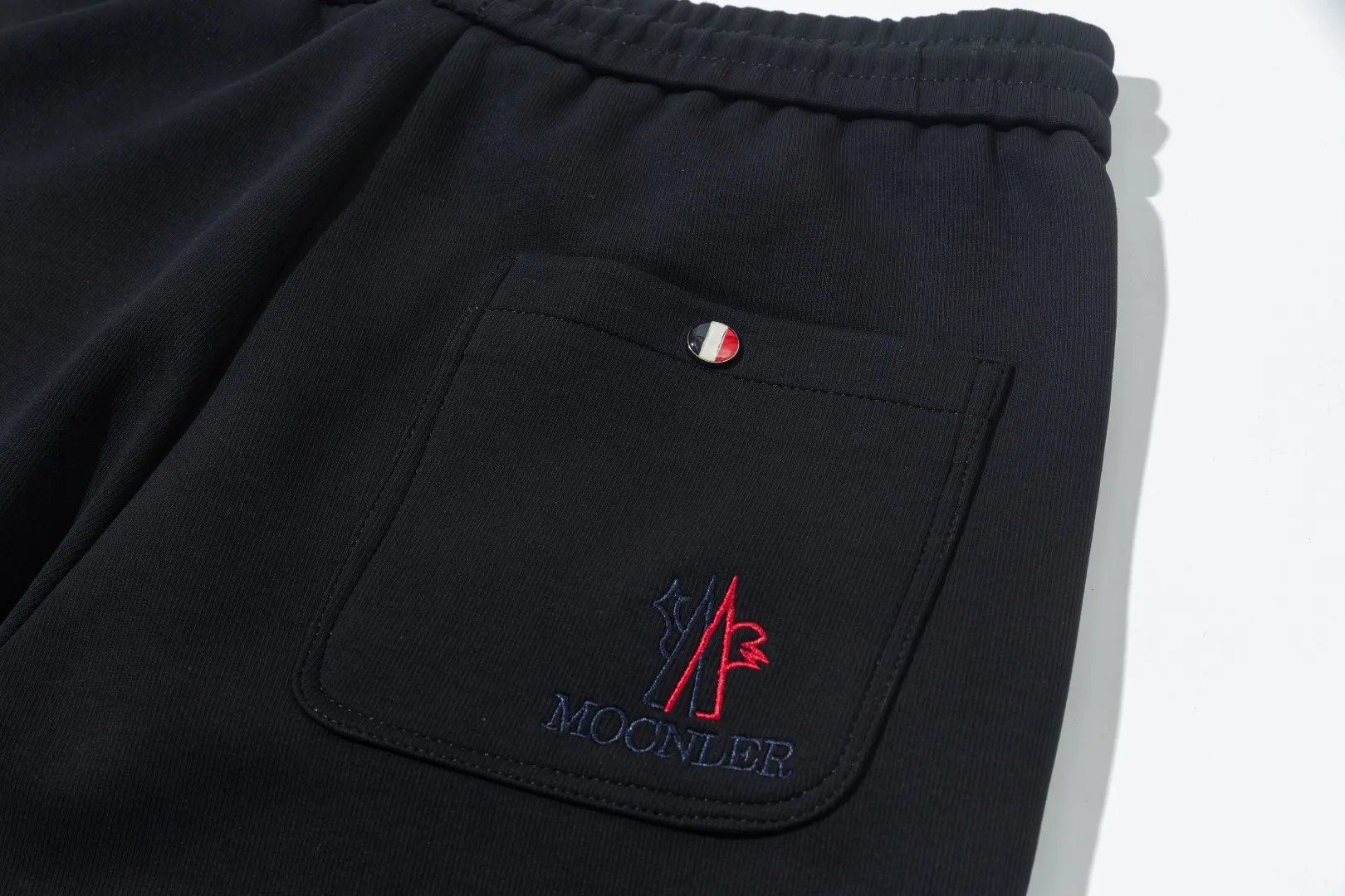P290 Moncler new men's original casual pants and sweatpants, high-end customization, fashionable and versatile ✨✨✨three-dimensional embroidery embossed letter logo design, customized original imported 100% knitted cotton fabric, imported hardware accessories, elegant and handsome upper body, brand new sense of sight! The factory's fine workmanship and details are all in place. There is no need to choose anyone, and you must pay for your own money. Size: M-3XL (the largest size can wear about 185 pounds) black