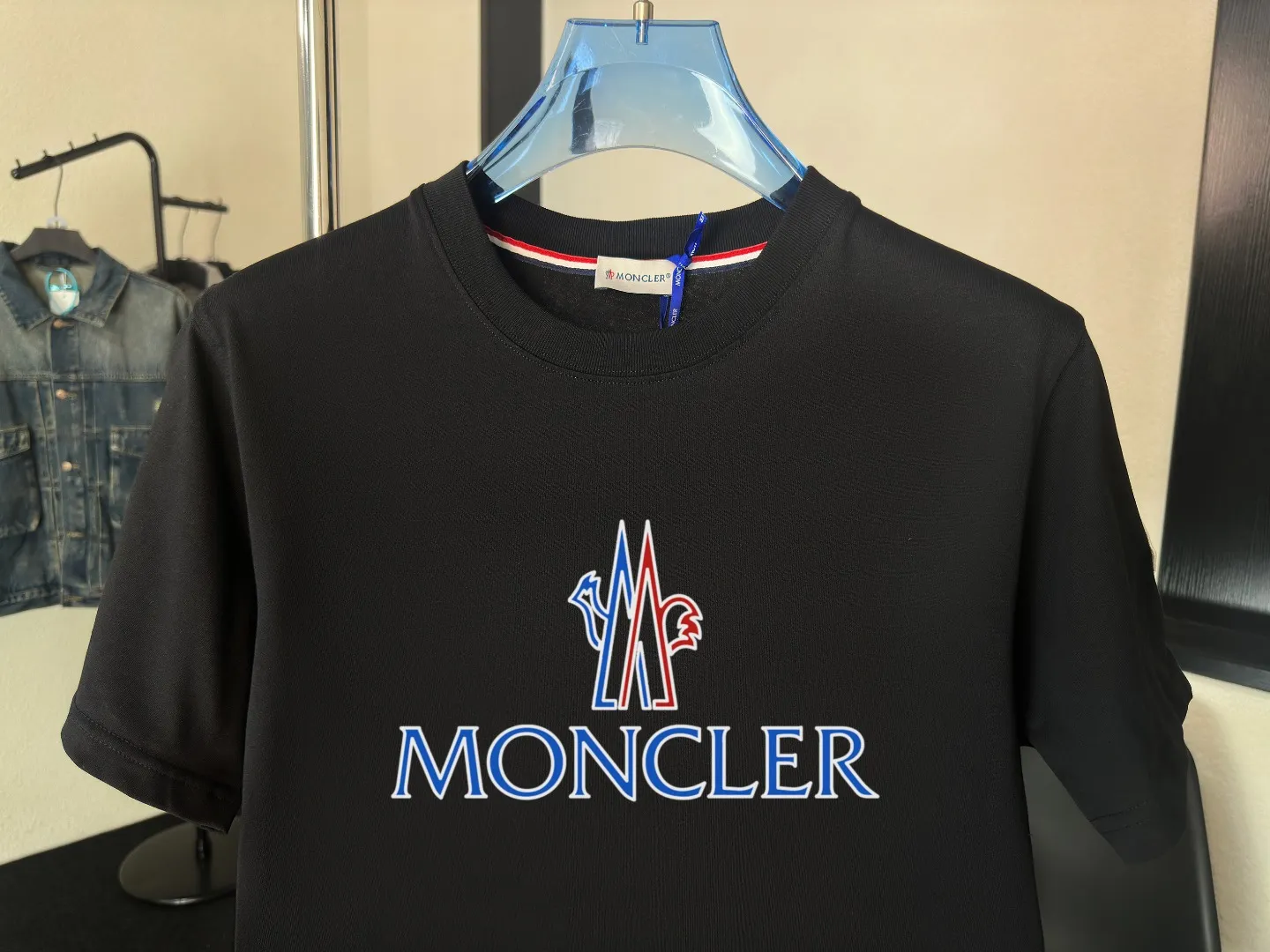 P140 Upgraded version "Mobile phone smart sensor ~ NFC chip armband ~ Direct access to the official website for anti-counterfeiting" "Moncler ~ Mouth Mouth" 2025 new high-quality round neck short-sleeved T-shirt. The cuffs have imported embroidered labels. Customized dyeing, very comfortable to touch. Super versatile and good-looking short-sleeved. Complete with three labels. Non-market ordinary version. Feel free to compare. Quality is absolutely guaranteed! ‼ First of all, this original fabric is all custom-woven with 32-count double yarn fabric, 250G, and the weight is the same‼ Fine workmanship, double waistcoat method, double waistcoat method, double waistcoat method makes the whole dress more three-dimensional, which is not a craft that ordinary T-shirts can achieve🤪 Size: S-M-L-XL-2XL Color: black, white, apricot, same style for men and women