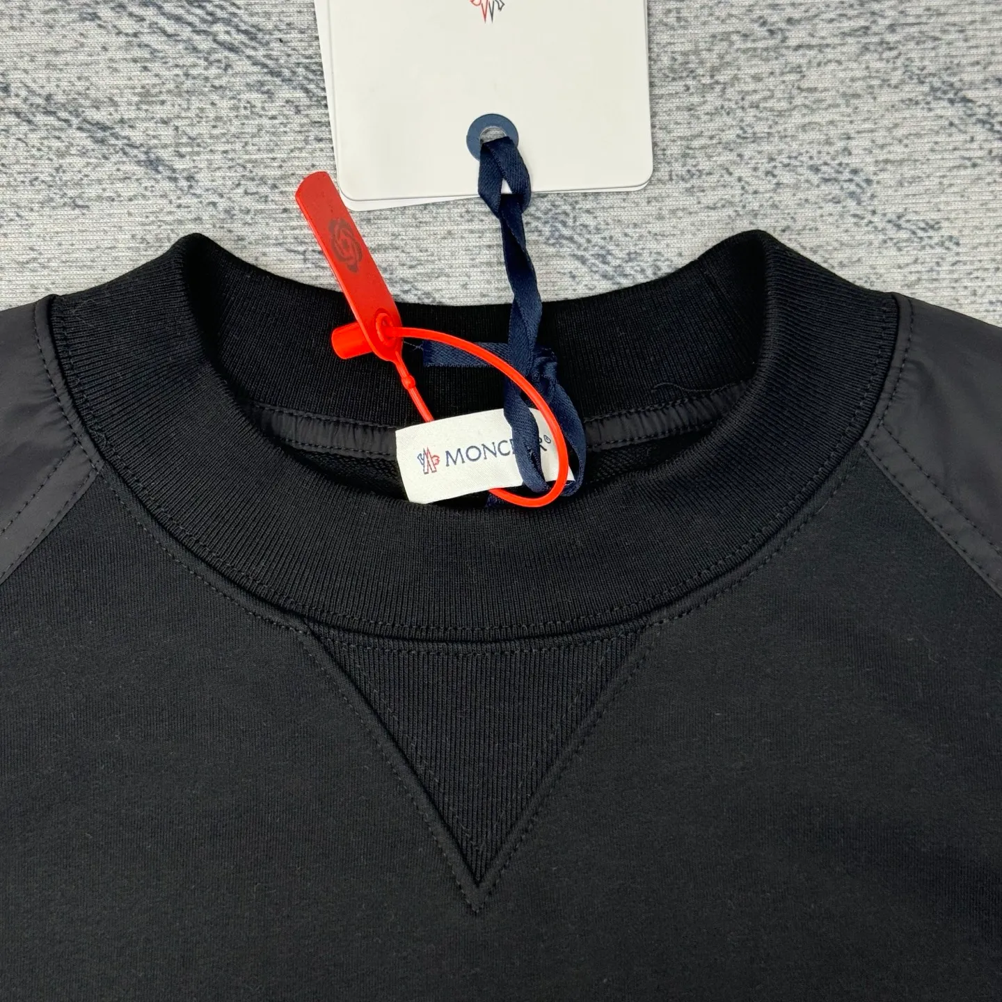 P420 Moncler logo patch pocket splicing sweatshirt SIZE S/M/L/XL Customized soft velvet cotton blended warm core material and tough nylon high-density woven material. Smooth and delicate, comfortable and close to the skin. With a deep black curtain as the base, a triangular world is quietly drawn on the chest. Iconic Moncler logo embroidery logo decorates the sleeves. Integrated nylon fabric to embellish the square silhouette. Cross-disciplinary aesthetic grafting. Exquisite small pocket design Revealing a flexible and relaxed beauty, deconstructing the attitude of modern gentlemen and showing taste in silence. Process 1: Needle and shuttle stitching technology can make full use of the respective advantages of knitted fabrics and woven fabrics. By choosing the appropriate sewing process and stitches, the splicing parts can be ensured to be strong and beautiful. Process 2: Template machine bag opening. The preset template guides the position, shape and size of the bag opening. The accuracy ensures the quality of the bag opening effect. Process 3: The fabrics are washed and have a better hand feel. Not easy to deform, not easy to shrink, not easy to fade, maintain long-term beauty