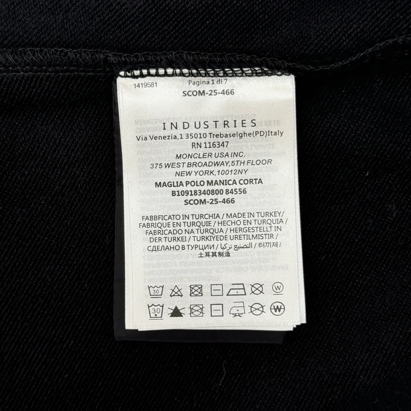 P420 Moncler logo patch pocket splicing sweatshirt SIZE S/M/L/XL Customized soft velvet cotton blended warm core material and tough nylon high-density woven material. Smooth and delicate, comfortable and close to the skin. With a deep black curtain as the base, a triangular world is quietly drawn on the chest. Iconic Moncler logo embroidery logo decorates the sleeves. Integrated nylon fabric to embellish the square silhouette. Cross-disciplinary aesthetic grafting. Exquisite small pocket design Revealing a flexible and relaxed beauty, deconstructing the attitude of modern gentlemen and showing taste in silence. Process 1: Needle and shuttle stitching technology can make full use of the respective advantages of knitted fabrics and woven fabrics. By choosing the appropriate sewing process and stitches, the splicing parts can be ensured to be strong and beautiful. Process 2: Template machine bag opening. The preset template guides the position, shape and size of the bag opening. The accuracy ensures the quality of the bag opening effect. Process 3: The fabrics are washed and have a better hand feel. Not easy to deform, not easy to shrink, not easy to fade, maintain long-term beauty