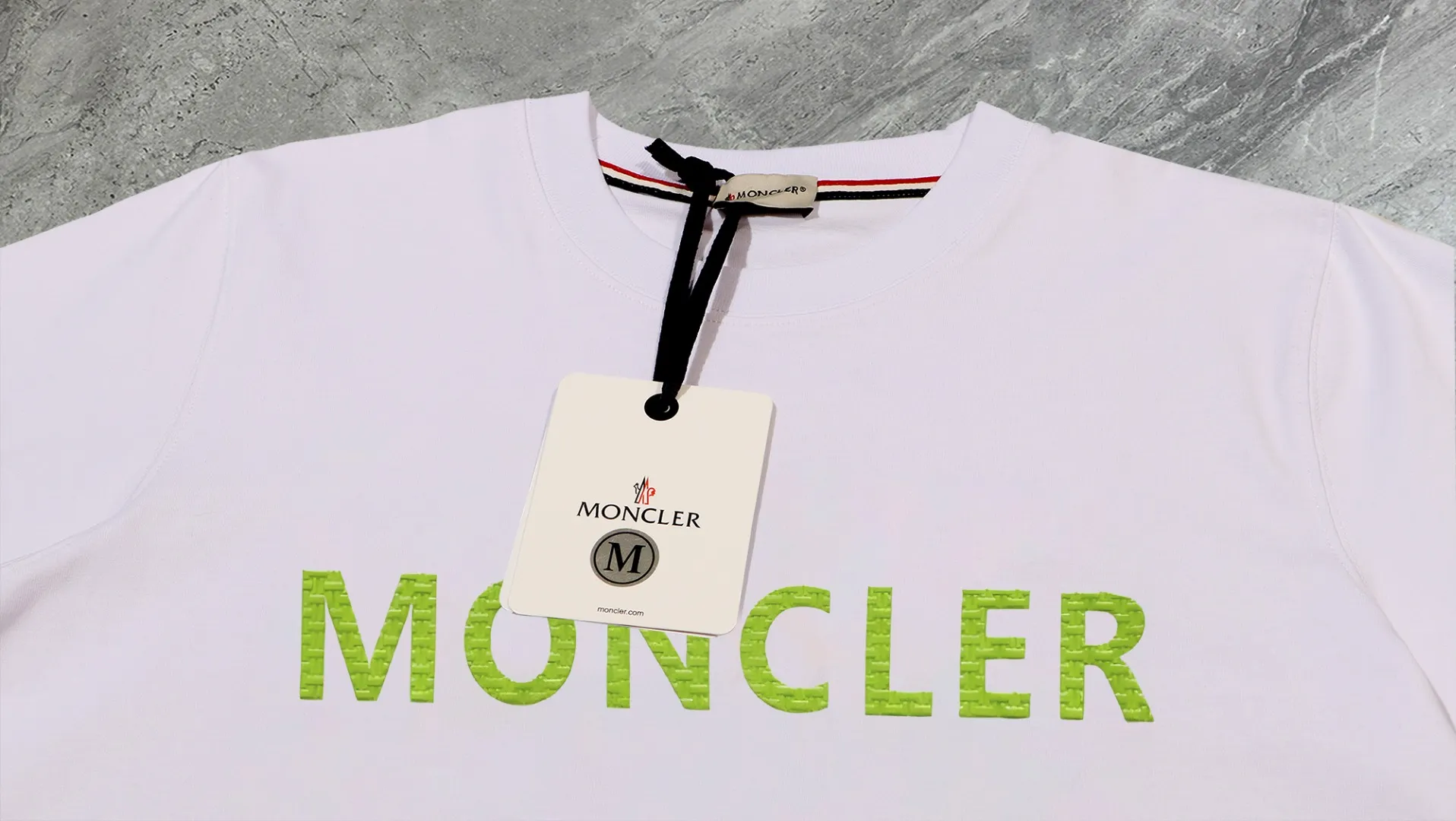 P140 💰Upgraded version "Mobile phone smart sensor ~ NFC chip armband ~ direct access to the official website for anti-counterfeiting" "Moncler ~ Mouth Mouth" 2025 new high-quality round neck short-sleeved T-shirt. The cuffs have imported embroidered labels. Customized dyeing, very comfortable to touch. Super versatile and good-looking short-sleeved. Complete with three labels. Non-market ordinary version. Feel free to compare. Quality is absolutely guaranteed! ‼ First of all, this original fabric is all custom-woven with 32-count double yarn fabric, 250G, and the weight is the same‼ Fine workmanship, double waistcoat method, double waistcoat method, double waistcoat method makes the whole dress more three-dimensional, which is not a craft that ordinary T-shirts can achieve🤪 Size: S-M-L-XL-2XL Color: black, white, apricot, same style for men and women