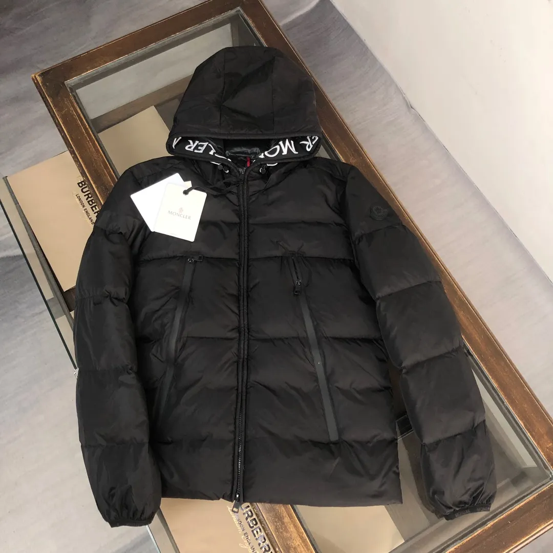 P760 MONCLER masked down jacket with large webbing and embroidered letters, upgraded logo with induction anti-counterfeiting and the latest NFC anti-counterfeiting technology. Same style as the counter, filled with fluffy and full 90 white duck down, customer-supplied fabrics, original hardware molding, placket with large letters embroidered webbing, same style for men and women. Color: black (the armband is divided into white label/black label) white code number: 1 2 3 4 5