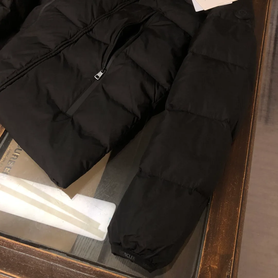 P760 MONCLER masked down jacket with large webbing and embroidered letters, upgraded logo with induction anti-counterfeiting and the latest NFC anti-counterfeiting technology. Same style as the counter, filled with fluffy and full 90 white duck down, customer-supplied fabrics, original hardware molding, placket with large letters embroidered webbing, same style for men and women. Color: black (the armband is divided into white label/black label) white code number: 1 2 3 4 5