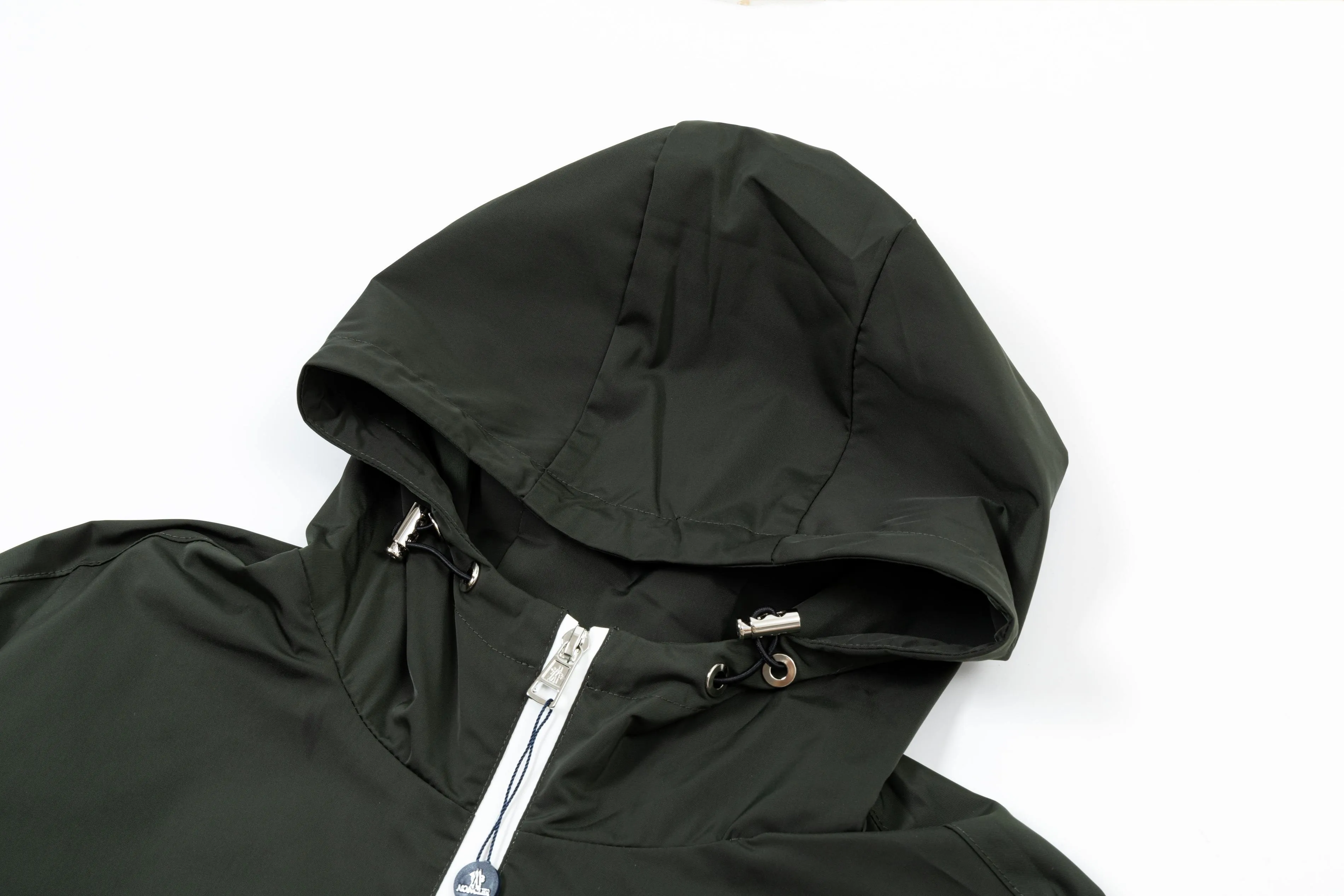 P410 2025 MONCLER new autumn and winter products Customized hardware Embroidered Logo. High-quality hooded jacket Mainly recommended version Selected custom fabrics Higher grade High-density memory brushed lining More fashionable and comfortable High-standard customization The upper body is very stylish Classic and versatile Can be matched with any fashion The fit is super good and highly recommended!  Color: dark green black Size: M-3XL