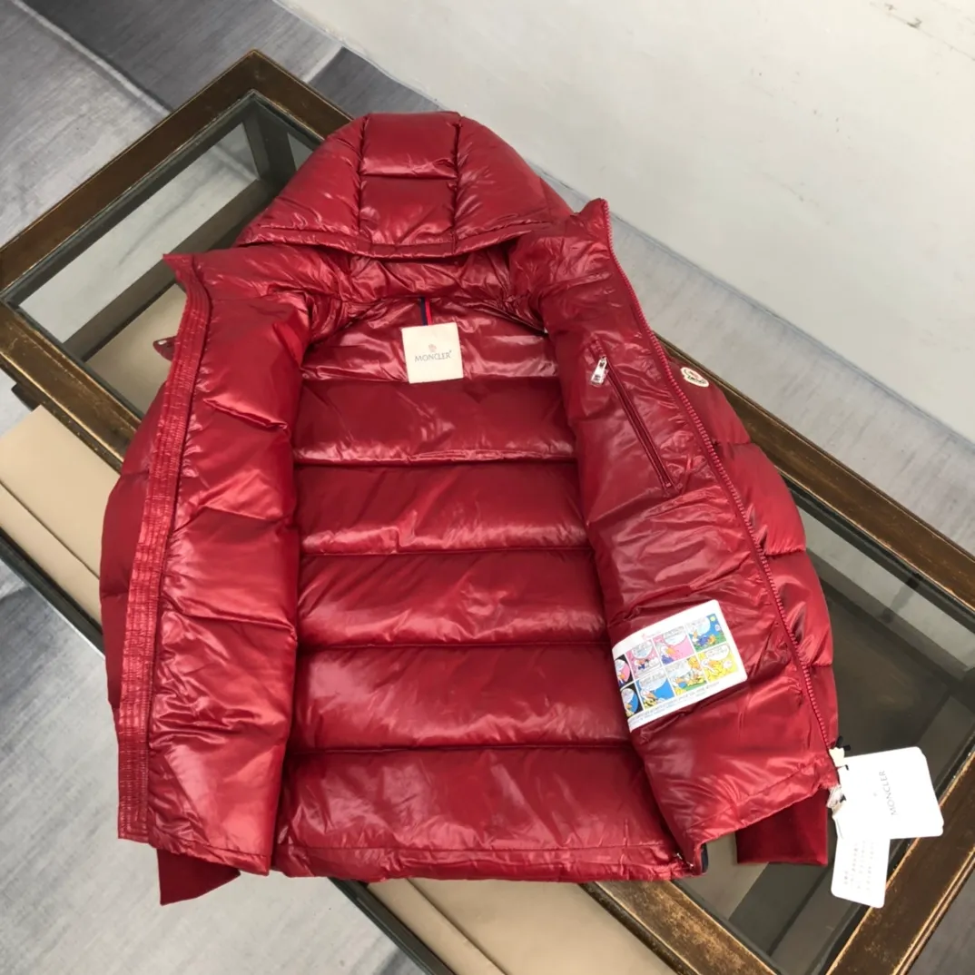 P920 24Fw new autumn and winter style! -Mon*ler/梦口's new Gla down jacket is on sale at the counter. The classic tailoring design will never go out of style. It is a must-have "bread jacket" style for autumn and winter. The belief in sticking to the cold winter comes from the confidence it gives you. It not only meets the needs of the extreme natural environment but also meets the living standards of the metropolis! The high-performance style comes from the essence of Glacier, ❄️Purchase level Moncler Lunetiere's new style of contrasting hooded down jacket is available for both men and women. It is a thickened goose down jacket and is the most valued style. Another evergreen model, a big hit. 90% duck down filling ensures the fluffiness and warmth of the down jacket. Custom zipper webbing, molded custom zipper. The contrasting color lining makes the whole outfit refreshing, and Yuhuang deserves it. A must-have style, highly recommended. Color: Black Red Size: 1-2-3-4-5 (M～3xl)