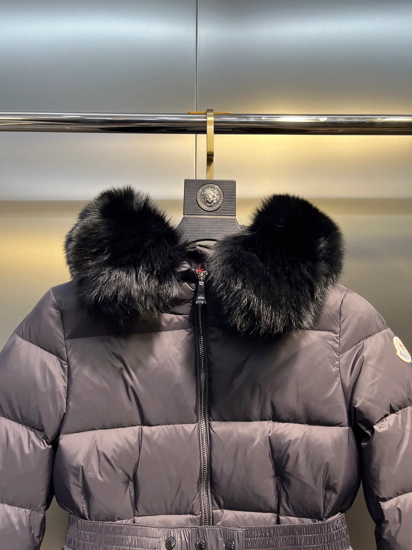 P1000 𝐌𝐎𝐍𝐂𝐋𝐄𝐑🌟Moushed BOED series Autumn and winter new type of muzzled hooded down jacket with belted fur collar and waist. The slim cut highlights the temperament of this down. It doesn’t look fluffy and bloated, and it is light and neat. Good products like this are hard to come by. Every detail is worth your time to explore, and this one is not picky at all. Style number: A83# Color: champagne white black size: 1234