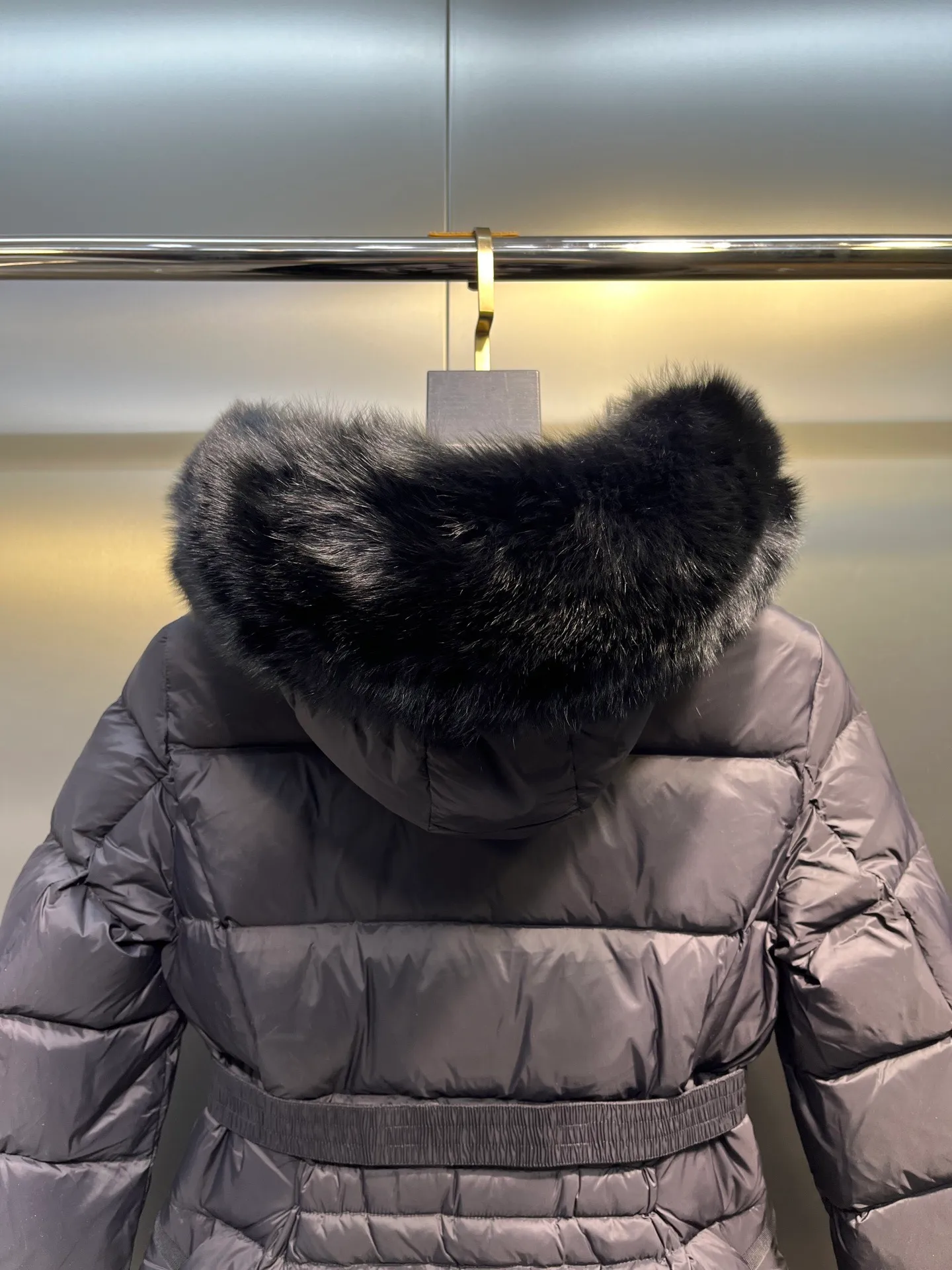 P1000 𝐌𝐎𝐍𝐂𝐋𝐄𝐑🌟Moushed BOED series Autumn and winter new type of muzzled hooded down jacket with belted fur collar and waist. The slim cut highlights the temperament of this down. It doesn’t look fluffy and bloated, and it is light and neat. Good products like this are hard to come by. Every detail is worth your time to explore, and this one is not picky at all. Style number: A83# Color: champagne white black size: 1234