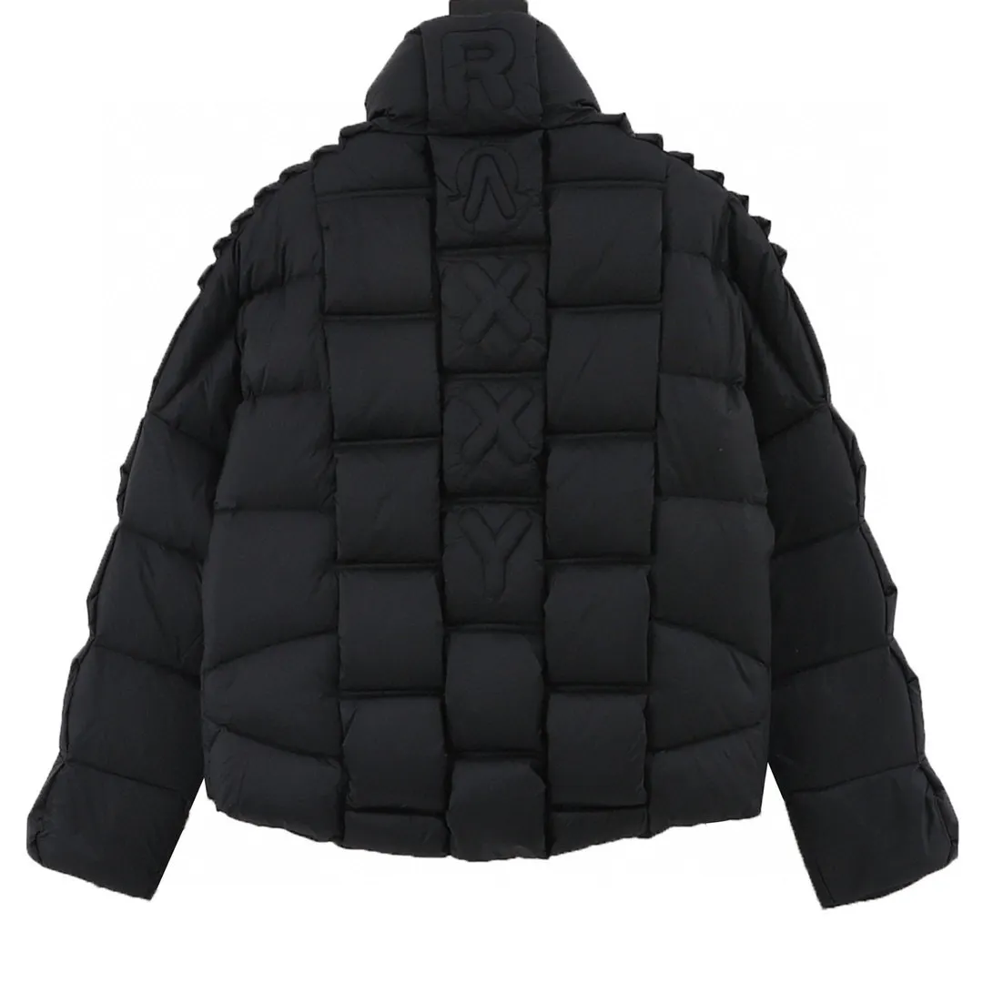 P900 Moncler  Actors Zhou Yutong and Wang Anyu passionately interpret the "dream staircase" design concept. This three-dimensional quilted down jacket is made of lightweight tear-resistant fabric and was created in collaboration with Christopher Raxxy. This down jacket is inspired by a spiral staircase, with decorative elements that represent the winding steps of destiny. Details •Made from lightweight ripstop fabric •Lined in fine ripstop fabric •Zipper opening •Hidden pockets •Windproof fly •Zipper closure •Quilted patch, filled with down •Co-branded felt logo patch Black/Milk White/Couple Style No.: A88# Color: Black White Size: 0-4