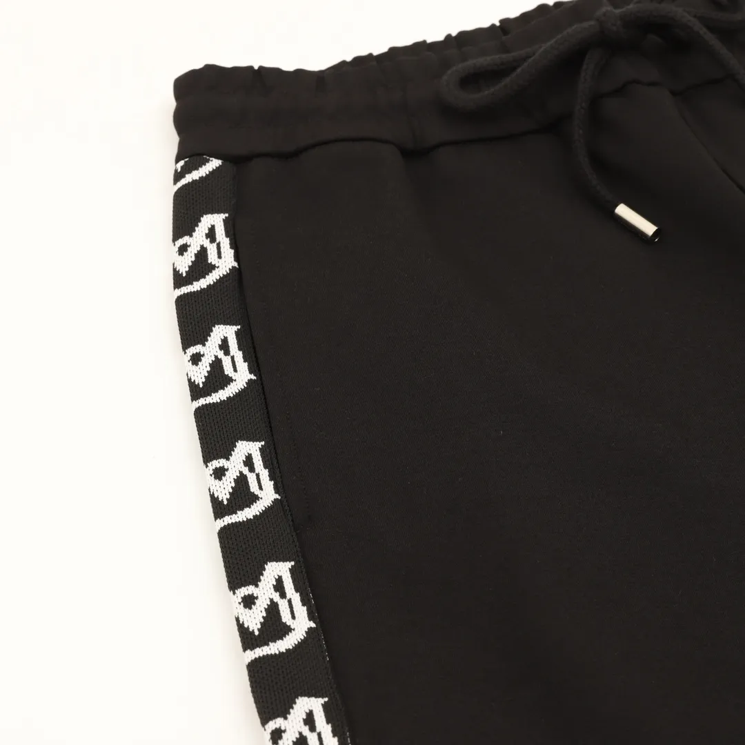 P500 Moncler/Mongolia 25Fw color-blocked embroidered micro-label logo webbing suit trousers, new splicing and combined side webbing, M family's unique letter LOGO embroidery, sports elastic leggings, high-quality fabrics, super soft and special feel, super texture, comfortable, soft and breathable. The design of the entire casual pants is simple and fashionable, and the elastic and drawstring design at the waistband is easy to wear. Not only is it full of details, but it’s also extremely practical! Paired with a jacket of the same series, it is the most effortless and high-end look in the wardrobe. A set of suits can unlock N kinds of fashionable scenes! Better paired with the same zipper jacket! Color: Black Size: S-XL