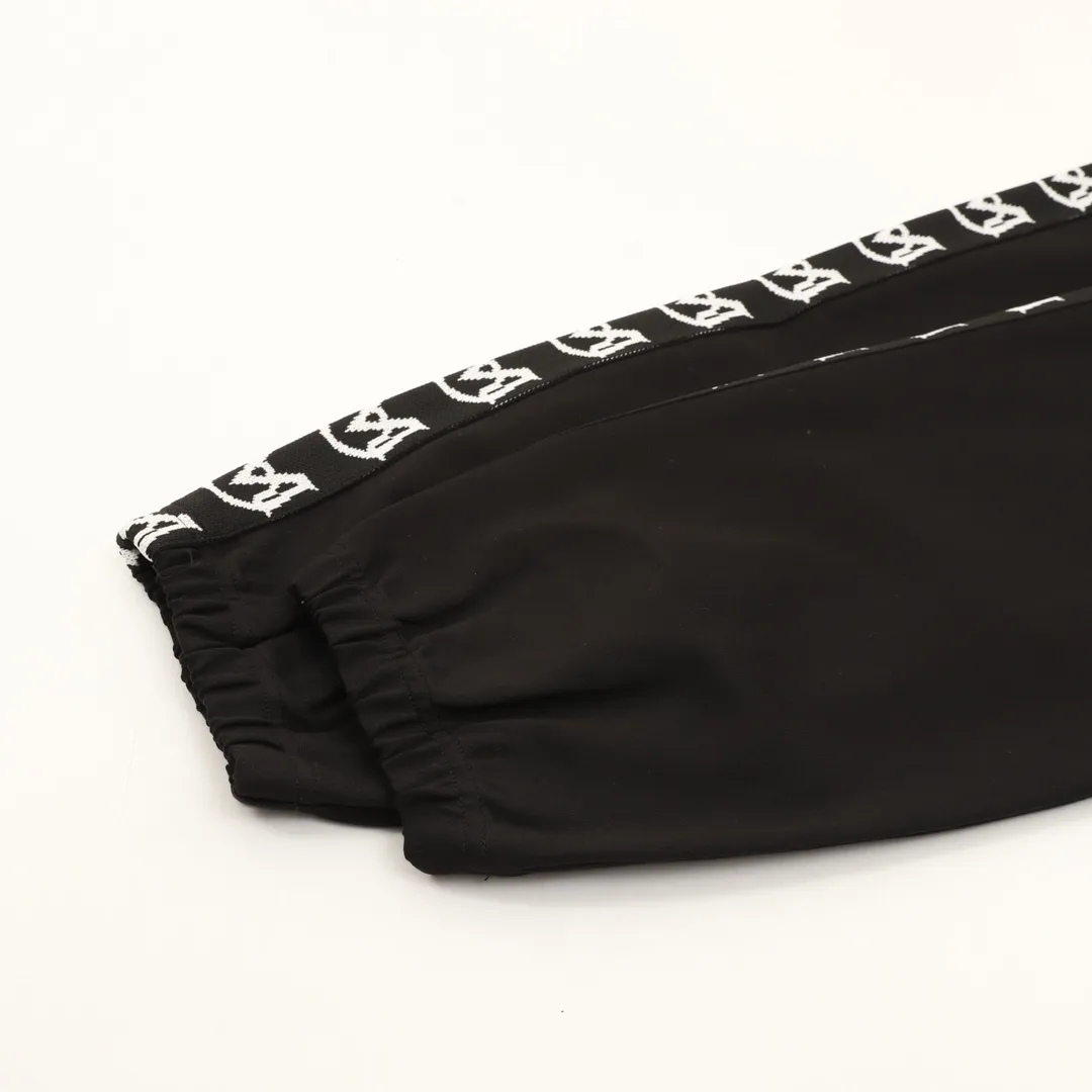 P500 Moncler/Mongolia 25Fw color-blocked embroidered micro-label logo webbing suit trousers, new splicing and combined side webbing, M family's unique letter LOGO embroidery, sports elastic leggings, high-quality fabrics, super soft and special feel, super texture, comfortable, soft and breathable. The design of the entire casual pants is simple and fashionable, and the elastic and drawstring design at the waistband is easy to wear. Not only is it full of details, but it’s also extremely practical! Paired with a jacket of the same series, it is the most effortless and high-end look in the wardrobe. A set of suits can unlock N kinds of fashionable scenes! Better paired with the same zipper jacket! Color: Black Size: S-XL