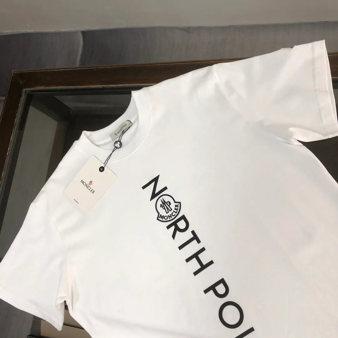 P150 MONCLER 25 The latest short-sleeved T-shirt for couples~Featured brand printing design~The upper body of the fabric is comfortable and breathable, not stiff, slim cut, and made of high-end custom-made pure cotton fabric! The upper body is comfortable and stylish, and it can be worn alone as an inner layer. It is a must-have for fashionistas! ! ! Color: black, white, sapphire blue, gray Size: S M L XL (loose fit! Please state your height and weight when placing an order)