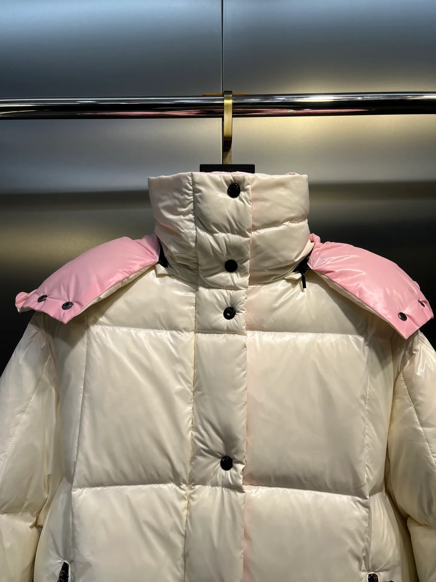 P760 moncler 🌟Co-branded down jacket. Original custom-made hardware accessories are all imported and original customization. Welcome to compare. Absolutely high quality. Use top-grade 90 white duck down. Super soft. Filled with fluffy and full feathers. Super heavy-duty. Fabric workmanship is perfect. Note that the fabric is super comfortable. Exclusive model. Non-market product. Size: 0123