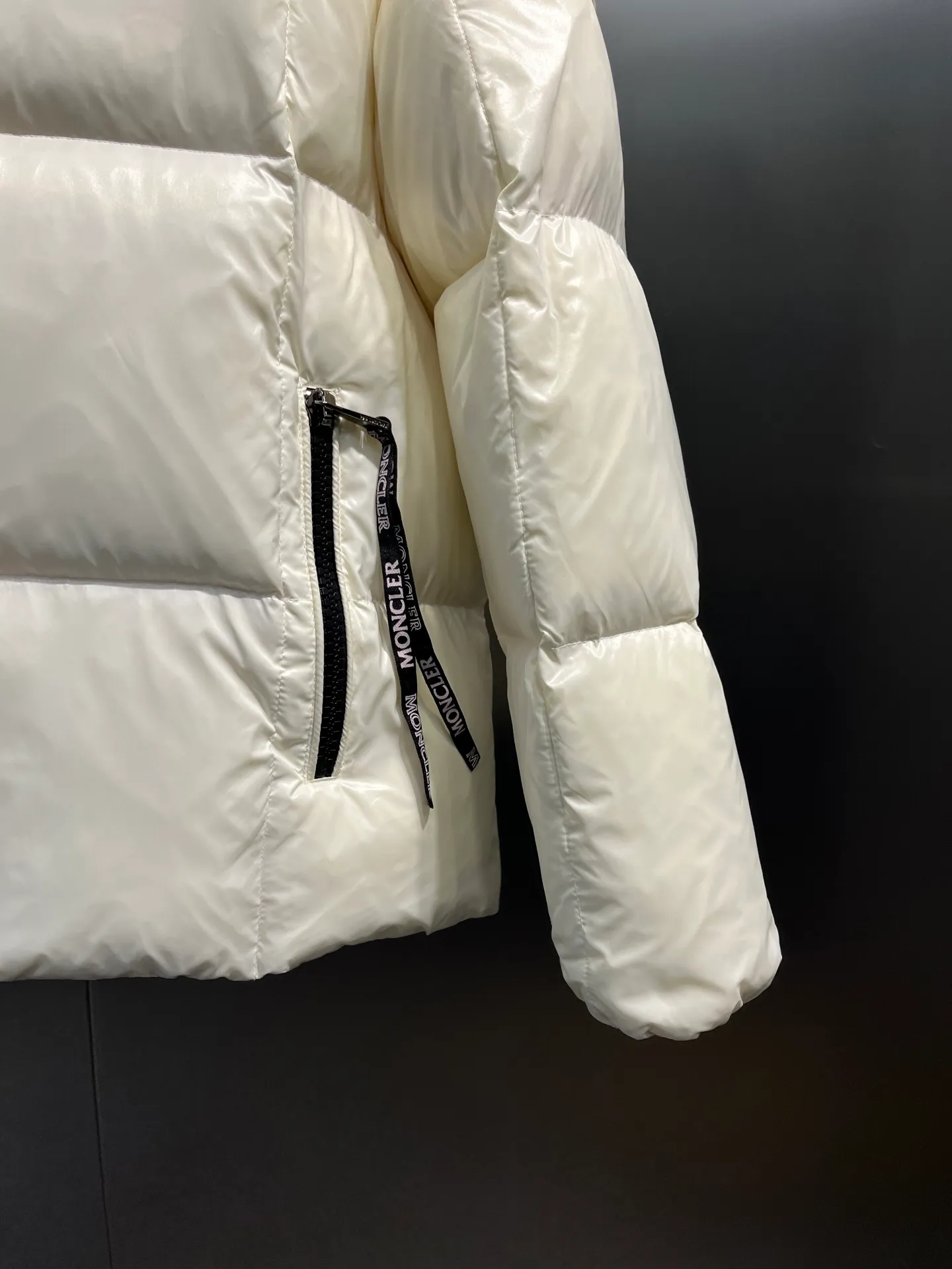 P760 moncler 🌟Co-branded down jacket. Original custom-made hardware accessories are all imported and original customization. Welcome to compare. Absolutely high quality. Use top-grade 90 white duck down. Super soft. Filled with fluffy and full feathers. Super heavy-duty. Fabric workmanship is perfect. Note that the fabric is super comfortable. Exclusive model. Non-market product. Size: 0123