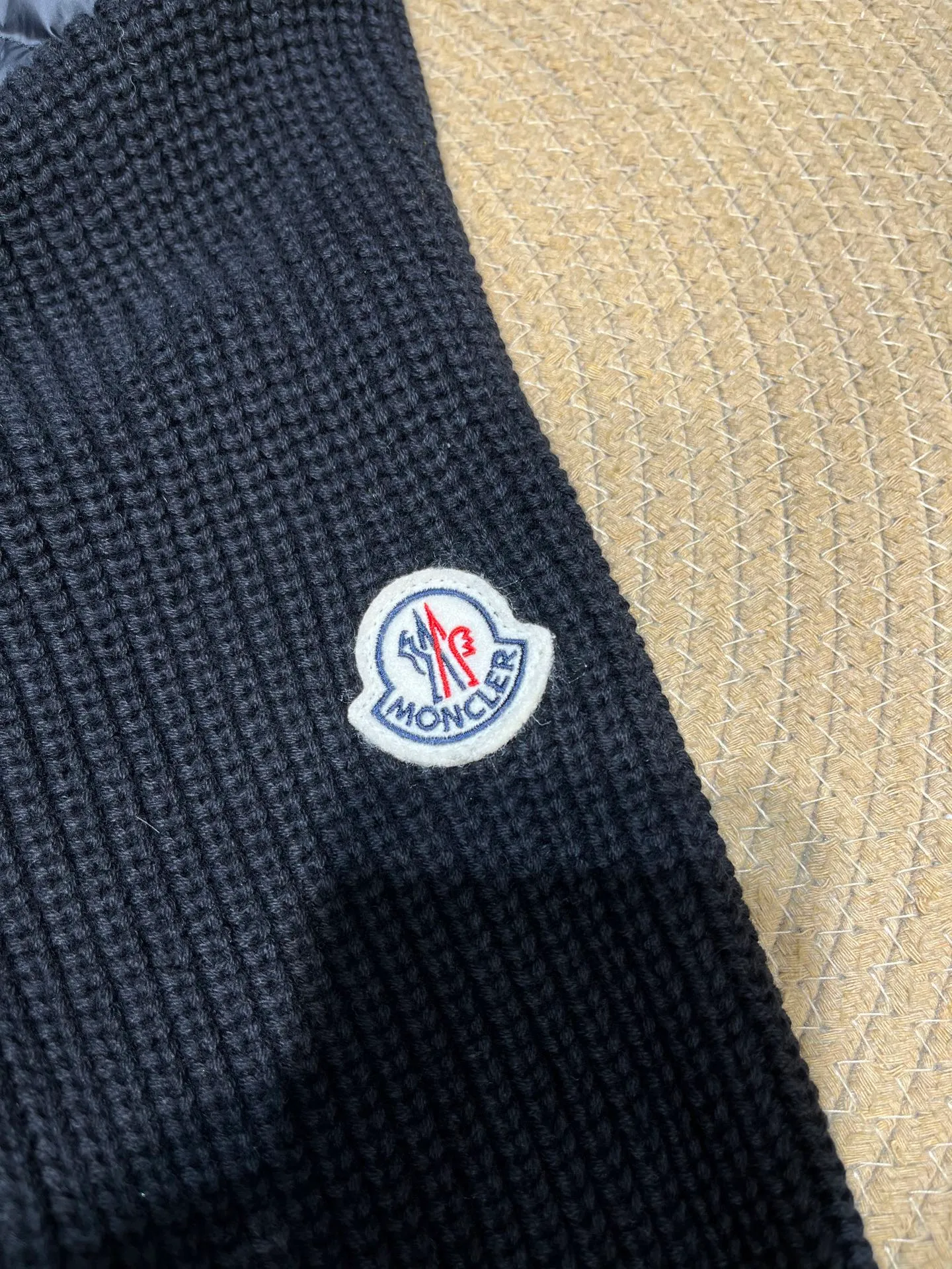 P680 Moncler Mouth Cover 🌟 Men’s new early autumn product. Classic stand collar zippered wool knit patchwork jacket single down! A must-have item for winter inner wear and early fall. The striped quilted cropped slim fit is versatile and effortless. The classic red, white and blue zipper design is age-reducing and fashionable. Original customized national standard 90 white duck down filling! Imported lightweight memory silk fabric is breathable and lightweight! Imported machine sewing line technology. The upper body is pure and handsome. Original hardware accessories Original mark Color: black Army green Code number: m-xxxl