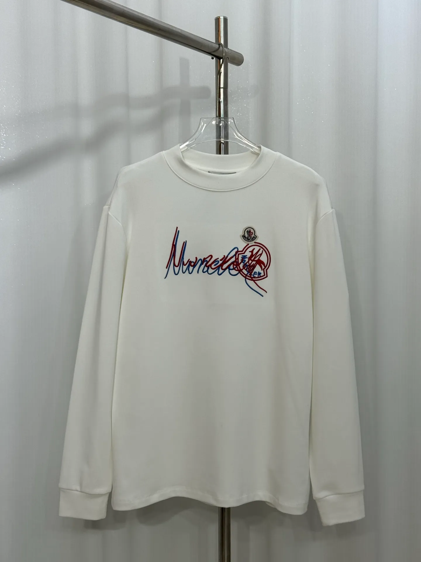 P310 Moncler half-high collar letter embroidered plus velvet long-sleeved bottoming shirt. The fabric is soft. Made of imported high-density double-sided stretch cotton fabric. Same style for men and women. Full details. Original pattern. Size: S-2XL.