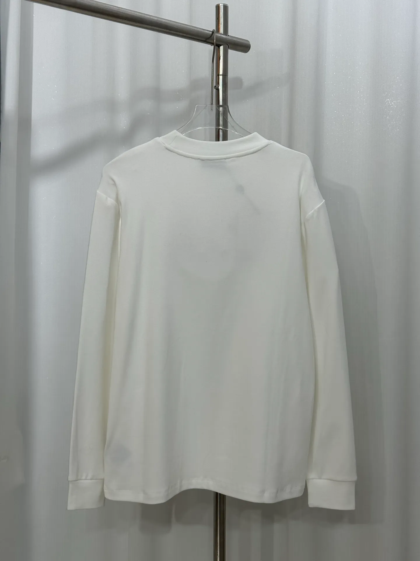 P310 Moncler half-high collar letter embroidered plus velvet long-sleeved bottoming shirt. The fabric is soft. Made of imported high-density double-sided stretch cotton fabric. Same style for men and women. Full details. Original pattern. Size: S-2XL.