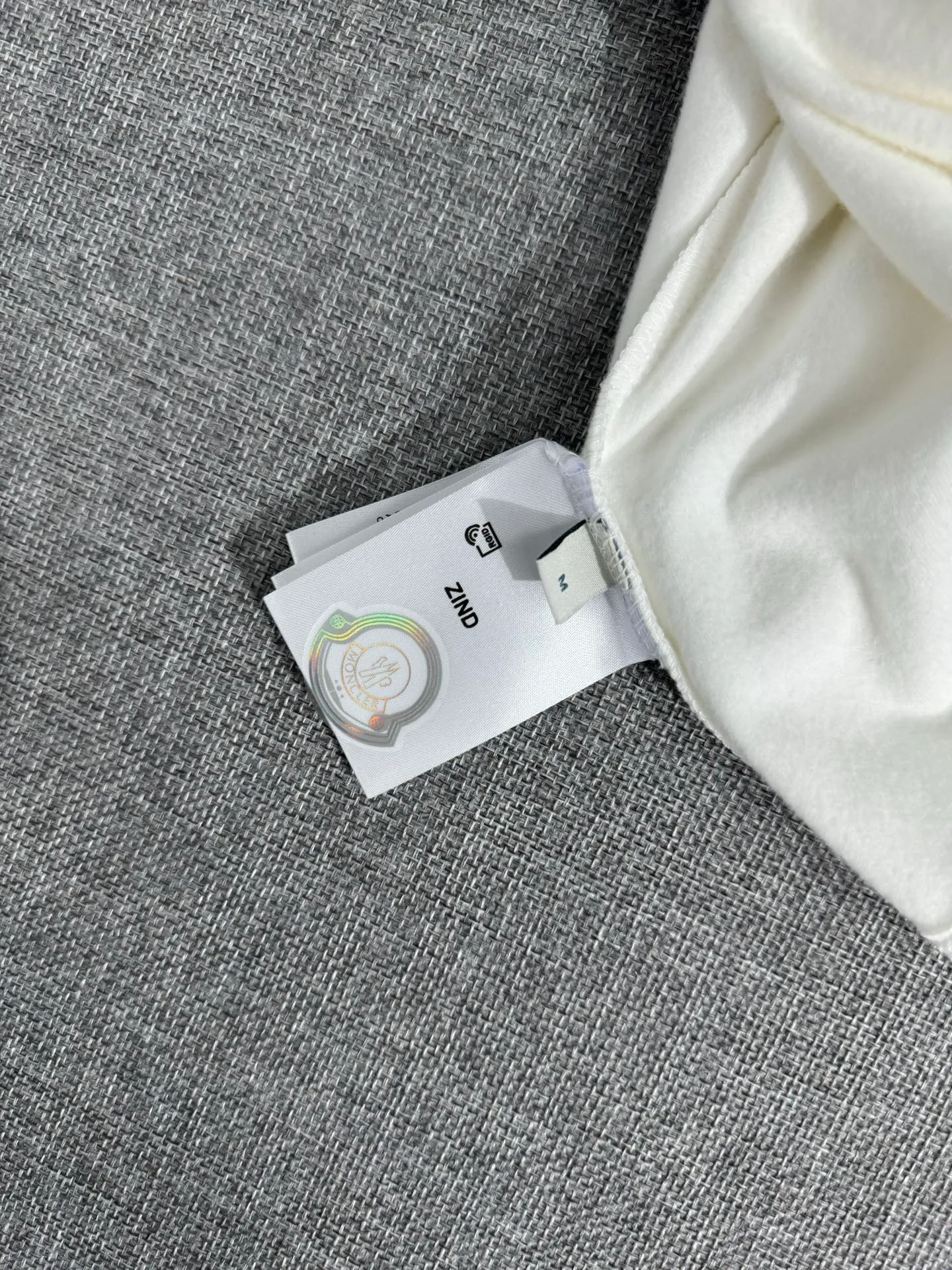 P310 Moncler half-high collar letter embroidered plus velvet long-sleeved bottoming shirt. The fabric is soft. Made of imported high-density double-sided stretch cotton fabric. Same style for men and women. Full details. Original pattern. Size: S-2XL.