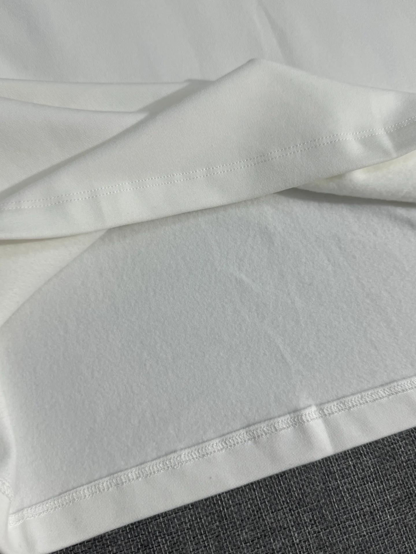 P310 Moncler half-high collar letter embroidered plus velvet long-sleeved bottoming shirt. The fabric is soft. Made of imported high-density double-sided stretch cotton fabric. Same style for men and women. Full details. Original pattern. Size: S-2XL.