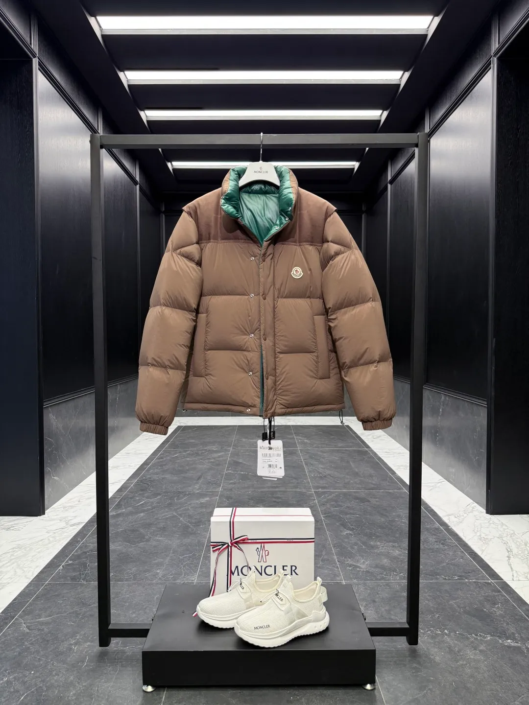P1320 Premium down ⬆️Moncler Verone (variable styles) men's double-sided short down jacket. One piece of clothing, four styles. Reversible jacket/reversible vest. ⚠️Special-grade original weight version. 95 gooseneck filling. Original three colors 6w+ purchase and development. 0 color difference three-color push. Distinguish all low-end random versions in the market. Original replacement fabrics ➕ Original matching hardware. Feel free to compare across the entire network. 🎁The factory comes standard with a full set of counter gift box packaging. (Original airplane box, original shopping bag, original dust cover, original hanger, original thank you card, original ribbon, upgraded original oversized magnetic gift box.) The Moncler Verone men's double-sided down jacket is a new interpretation of the brand's iconic down jacket style, which can be transformed into various styles.  Moncler Verone reinterprets the classic down jacket from the 1980s. Fashionable and avant-garde, the double-sided design is equipped with detachable sleeves and can also be worn as a vest, allowing it to be transformed into various styles. Made of soft, tear-resistant matte-coated nylon on one side and glossy polyester on the other. This two-in-one style features logo canvas yoke and a drawstring hem for a comfortable fit. Details •Made from coated washed nylon •Polyester lining •Reversible fit •Down-filled ���Nylon canvas jacquard yoke •Removable sleeves •Reversible two-way loop zipper and snap-button closure •Reversible zip pockets •Elasticized drawstring hem •Synthetic material with topstitching and textile logo Size: 1-5 Black/Brown/Beige D00880