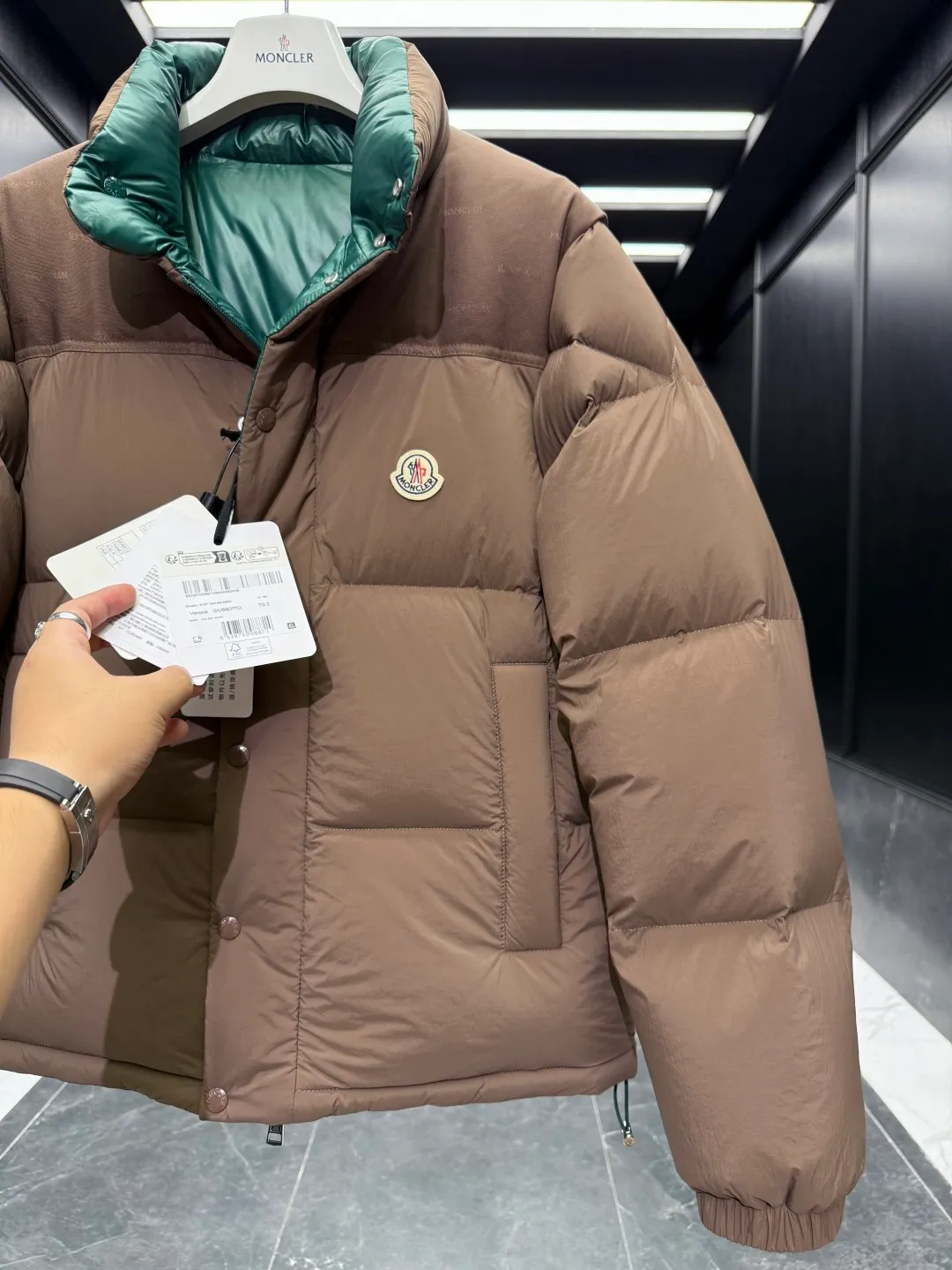 P1320 Premium down ⬆️Moncler Verone (variable styles) men's double-sided short down jacket. One piece of clothing, four styles. Reversible jacket/reversible vest. ⚠️Special-grade original weight version. 95 gooseneck filling. Original three colors 6w+ purchase and development. 0 color difference three-color push. Distinguish all low-end random versions in the market. Original replacement fabrics ➕ Original matching hardware. Feel free to compare across the entire network. 🎁The factory comes standard with a full set of counter gift box packaging. (Original airplane box, original shopping bag, original dust cover, original hanger, original thank you card, original ribbon, upgraded original oversized magnetic gift box.) The Moncler Verone men's double-sided down jacket is a new interpretation of the brand's iconic down jacket style, which can be transformed into various styles.  Moncler Verone reinterprets the classic down jacket from the 1980s. Fashionable and avant-garde, the double-sided design is equipped with detachable sleeves and can also be worn as a vest, allowing it to be transformed into various styles. Made of soft, tear-resistant matte-coated nylon on one side and glossy polyester on the other. This two-in-one style features logo canvas yoke and a drawstring hem for a comfortable fit. Details •Made from coated washed nylon •Polyester lining •Reversible fit •Down-filled ���Nylon canvas jacquard yoke •Removable sleeves •Reversible two-way loop zipper and snap-button closure •Reversible zip pockets •Elasticized drawstring hem •Synthetic material with topstitching and textile logo Size: 1-5 Black/Brown/Beige D00880