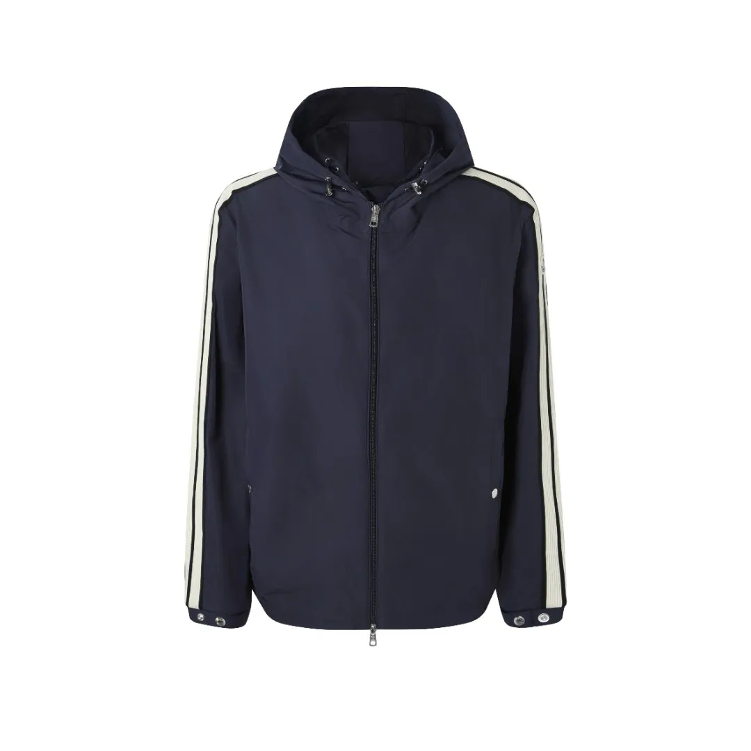 P540 MONCLER web-trimmed lightweight jacket Fabric selection: 100% polyester fiber is used to create a tough protective outer layer. It is known for its excellent tear resistance and wear resistance. It can quickly return to flatness during wearing and maintain the crisp and stylish appearance of the clothing for a long time. At the same time, it is not easy to deform after being washed for a long time.   Features: Two different colored decorative strips added to the center part of the sleeves. This design element can not only add visual highlights to clothing, making it more fashionable and unique. Craftsmanship: The webbing is precisely positioned along the cuffs to the seam of the collar and hat to ensure symmetry and overall smoothness. Before actual sewing, use very fine basting stitches for pre-fixing. This step is crucial to prevent the webbing from slipping, twisting, or wrinkling during sewing and ensuring that the final stitch is straight and perfect.  Accessories: 1:1 customized zipper puller, 1:1 customized buttons with logo, 1:1 customized hood drawstring elastic buckle SIZE: 1 2 3 4