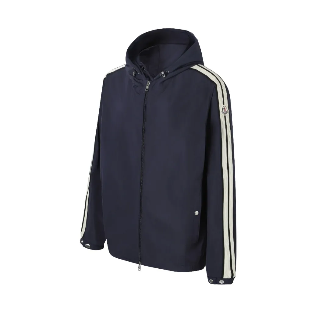 P540 MONCLER web-trimmed lightweight jacket Fabric selection: 100% polyester fiber is used to create a tough protective outer layer. It is known for its excellent tear resistance and wear resistance. It can quickly return to flatness during wearing and maintain the crisp and stylish appearance of the clothing for a long time. At the same time, it is not easy to deform after being washed for a long time.   Features: Two different colored decorative strips added to the center part of the sleeves. This design element can not only add visual highlights to clothing, making it more fashionable and unique. Craftsmanship: The webbing is precisely positioned along the cuffs to the seam of the collar and hat to ensure symmetry and overall smoothness. Before actual sewing, use very fine basting stitches for pre-fixing. This step is crucial to prevent the webbing from slipping, twisting, or wrinkling during sewing and ensuring that the final stitch is straight and perfect.  Accessories: 1:1 customized zipper puller, 1:1 customized buttons with logo, 1:1 customized hood drawstring elastic buckle SIZE: 1 2 3 4