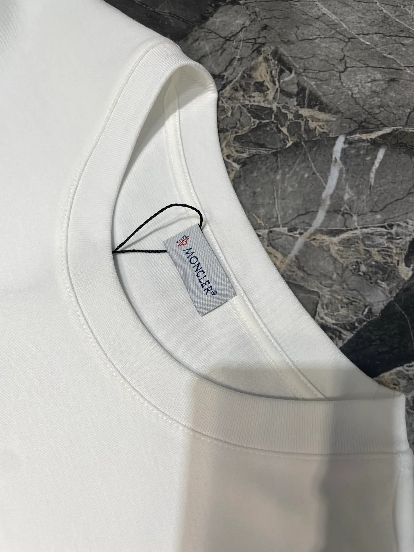 P280 moncler 🌟 2025 early autumn new thick three-color hollow printed short-sleeved T-shirt; customized 260g high-density water-soft cotton fabric, with strong warmth retention and added anti-static technology. The three-color dislocated hollow printed pattern design on the chest is not too exaggerated. The simple and clear three-color contrasting design can better reflect the model of art! Complete with three standards size: s-xxxl