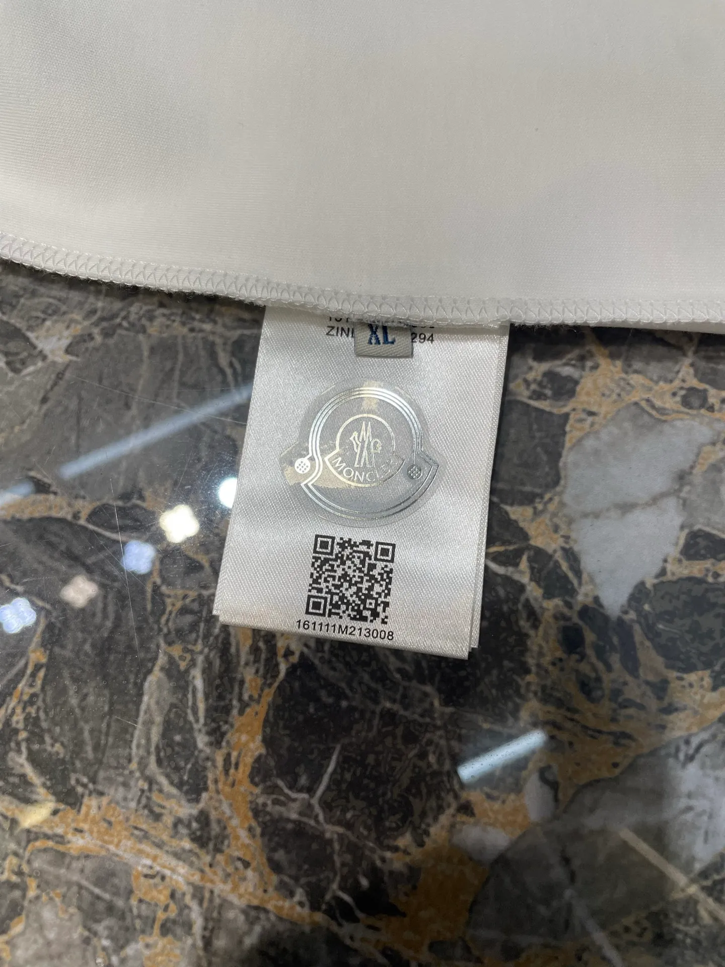 P280 moncler 🌟 2025 early autumn new thick three-color hollow printed short-sleeved T-shirt; customized 260g high-density water-soft cotton fabric, with strong warmth retention and added anti-static technology. The three-color dislocated hollow printed pattern design on the chest is not too exaggerated. The simple and clear three-color contrasting design can better reflect the model of art! Complete with three standards size: s-xxxl