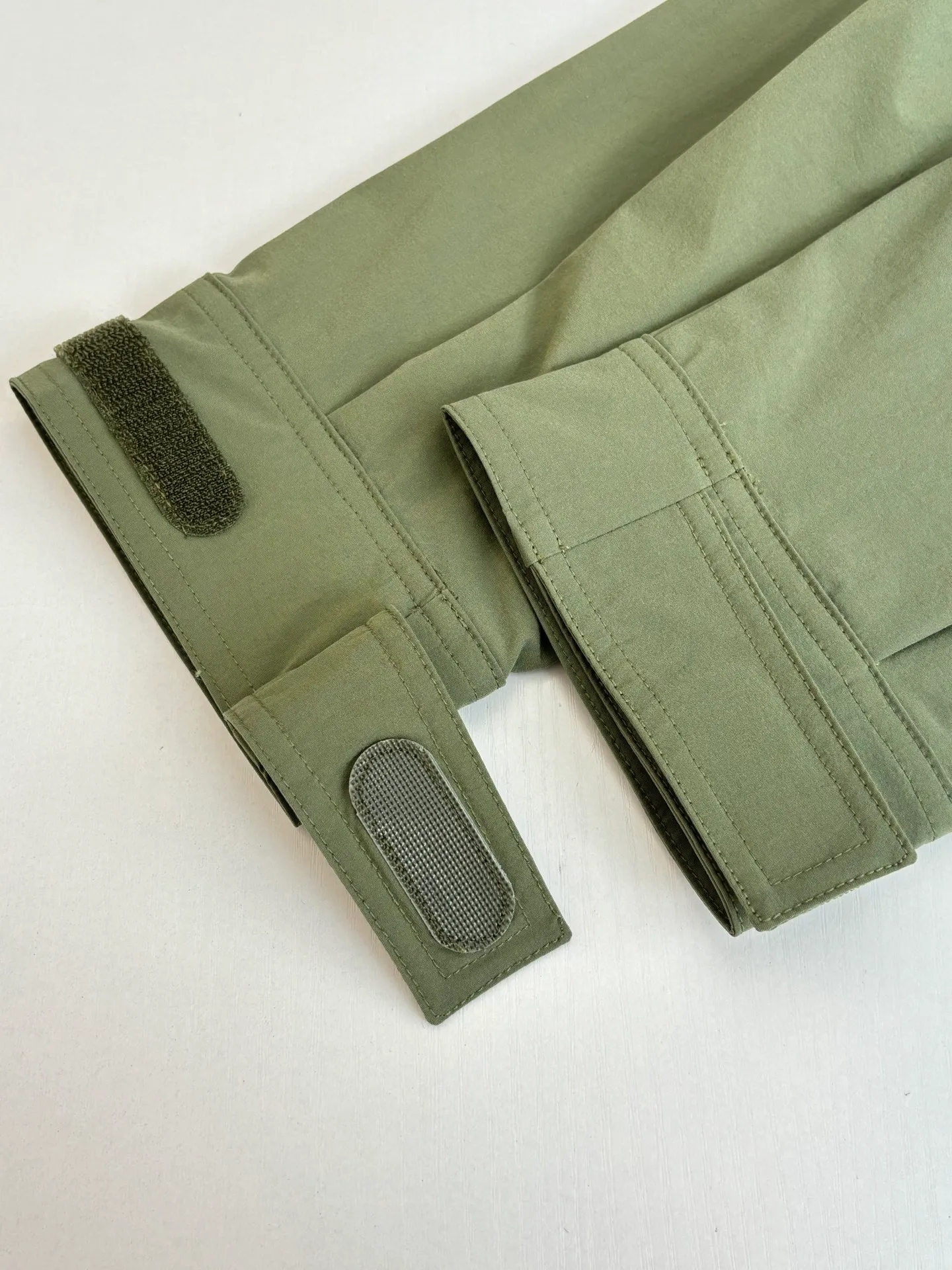 P650 Moncle*/Mask Grenoble functional outdoor zippered jacket with adjustable sleeves. Custom-dyed double-stretch mercerized poplin. Custom-dyed soft mesh pongee. Excellent texture. Comfortable and close to the skin. Dark green inspired by plant texture. The color is taken from sage leaves soaked in morning dew. Precise narrative of functional pocket system. Functional and aesthetic balance. Iconic Moncler logo appears on the sleeves, fully recognizable. The triangular logo of the same color is hidden into the fabric texture like a mark in the undercurrent of the deep sea. It is extremely invisible and visible. The detachable sleeve design allows for diversified outfits. Size: 1/2/3/4