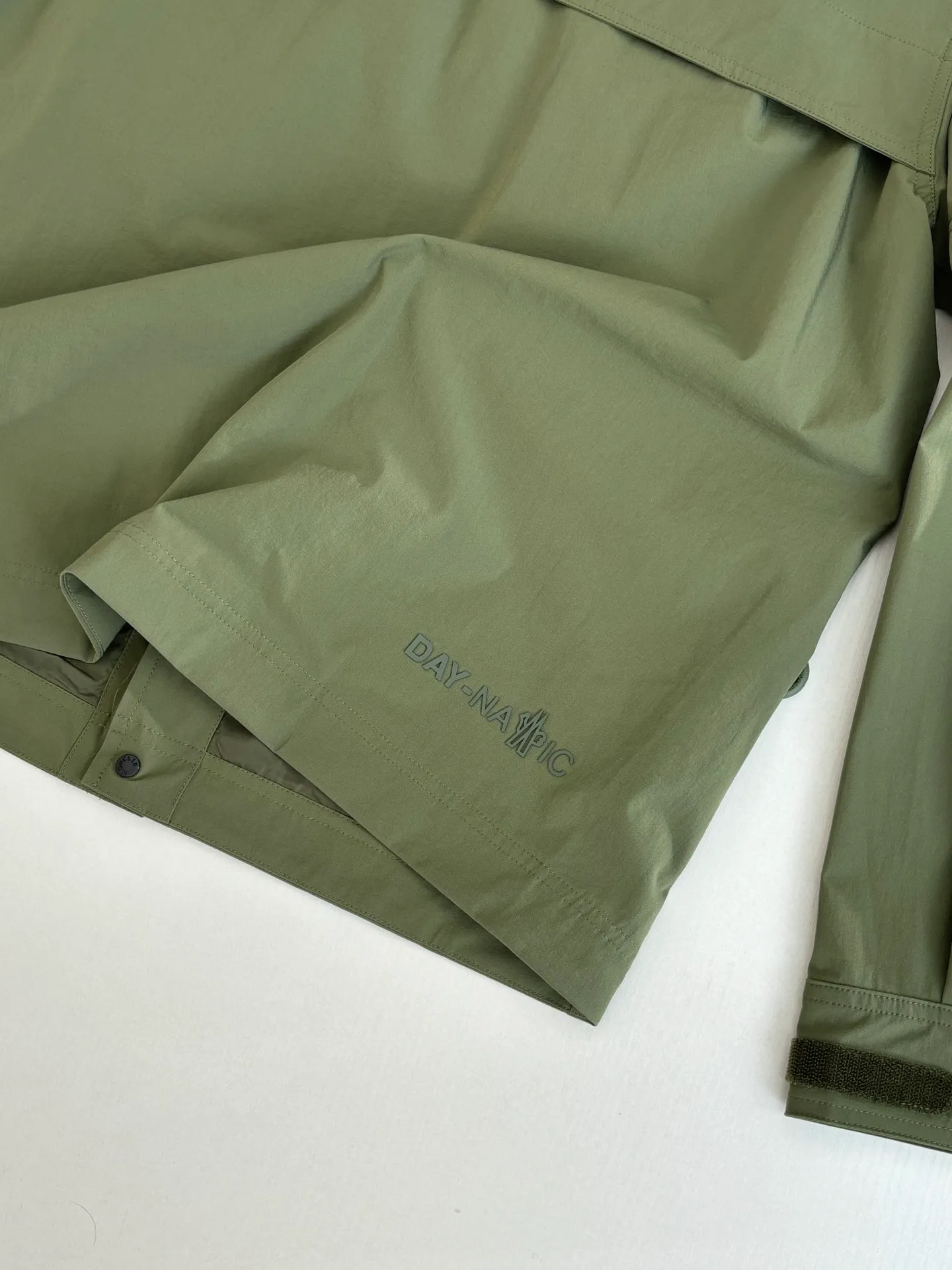 P650 Moncle*/Mask Grenoble functional outdoor zippered jacket with adjustable sleeves. Custom-dyed double-stretch mercerized poplin. Custom-dyed soft mesh pongee. Excellent texture. Comfortable and close to the skin. Dark green inspired by plant texture. The color is taken from sage leaves soaked in morning dew. Precise narrative of functional pocket system. Functional and aesthetic balance. Iconic Moncler logo appears on the sleeves, fully recognizable. The triangular logo of the same color is hidden into the fabric texture like a mark in the undercurrent of the deep sea. It is extremely invisible and visible. The detachable sleeve design allows for diversified outfits. Size: 1/2/3/4