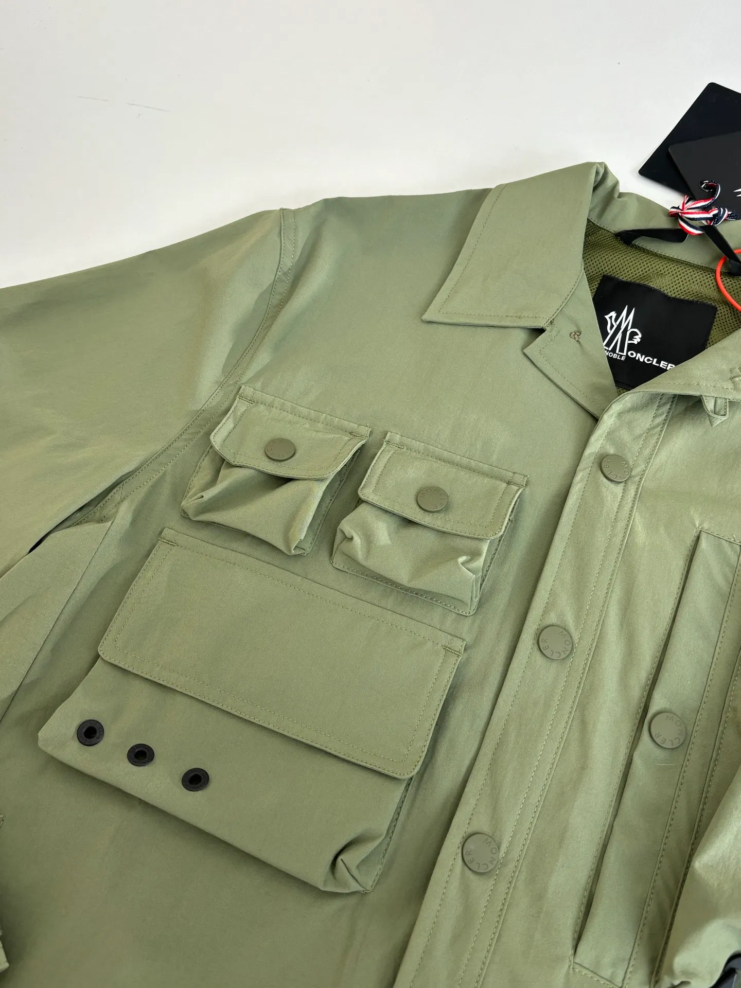 P650 Moncle*/Mask Grenoble functional outdoor zippered jacket with adjustable sleeves. Custom-dyed double-stretch mercerized poplin. Custom-dyed soft mesh pongee. Excellent texture. Comfortable and close to the skin. Dark green inspired by plant texture. The color is taken from sage leaves soaked in morning dew. Precise narrative of functional pocket system. Functional and aesthetic balance. Iconic Moncler logo appears on the sleeves, fully recognizable. The triangular logo of the same color is hidden into the fabric texture like a mark in the undercurrent of the deep sea. It is extremely invisible and visible. The detachable sleeve design allows for diversified outfits. Size: 1/2/3/4