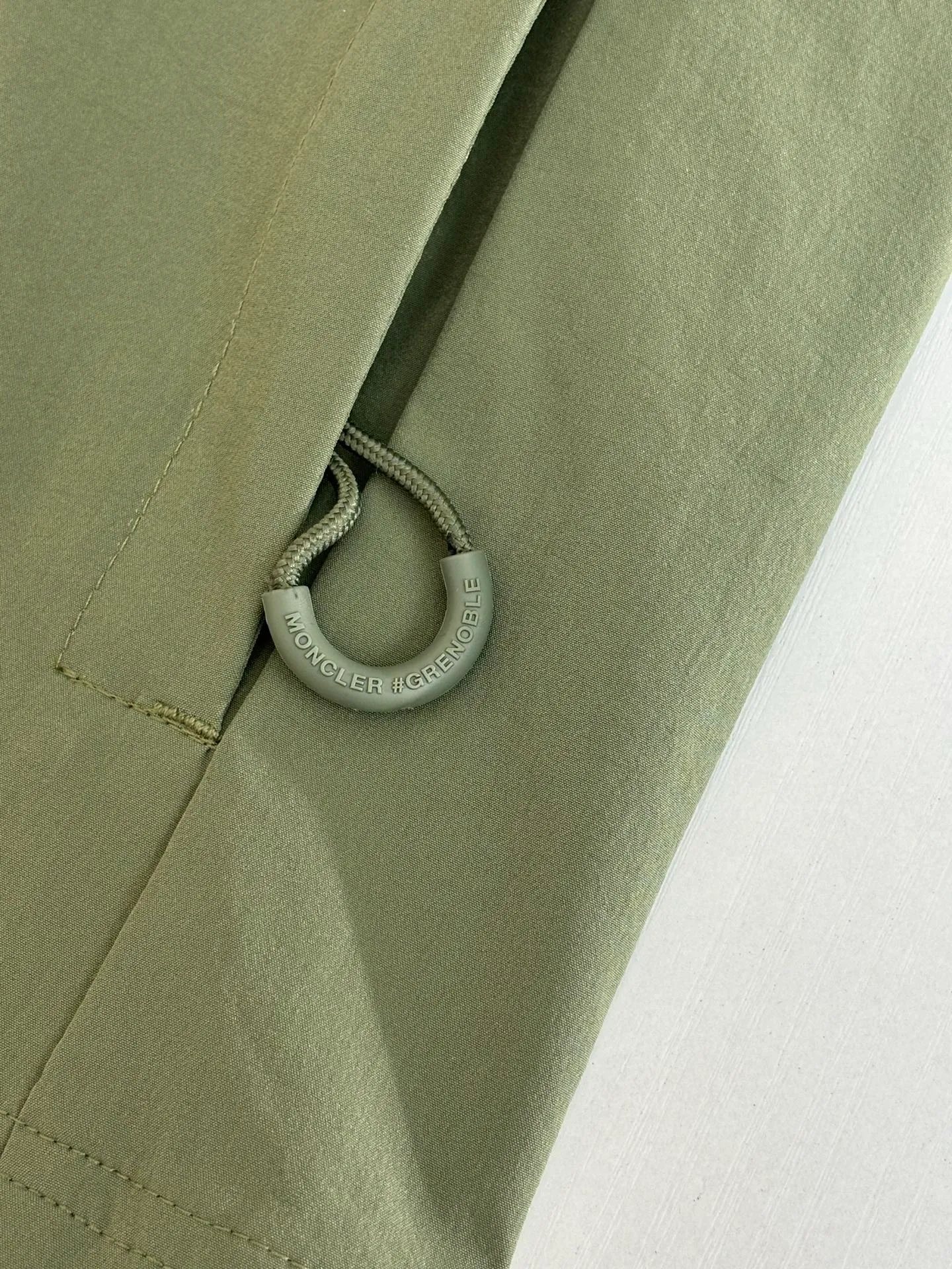P650 Moncle*/Mask Grenoble functional outdoor zippered jacket with adjustable sleeves. Custom-dyed double-stretch mercerized poplin. Custom-dyed soft mesh pongee. Excellent texture. Comfortable and close to the skin. Dark green inspired by plant texture. The color is taken from sage leaves soaked in morning dew. Precise narrative of functional pocket system. Functional and aesthetic balance. Iconic Moncler logo appears on the sleeves, fully recognizable. The triangular logo of the same color is hidden into the fabric texture like a mark in the undercurrent of the deep sea. It is extremely invisible and visible. The detachable sleeve design allows for diversified outfits. Size: 1/2/3/4