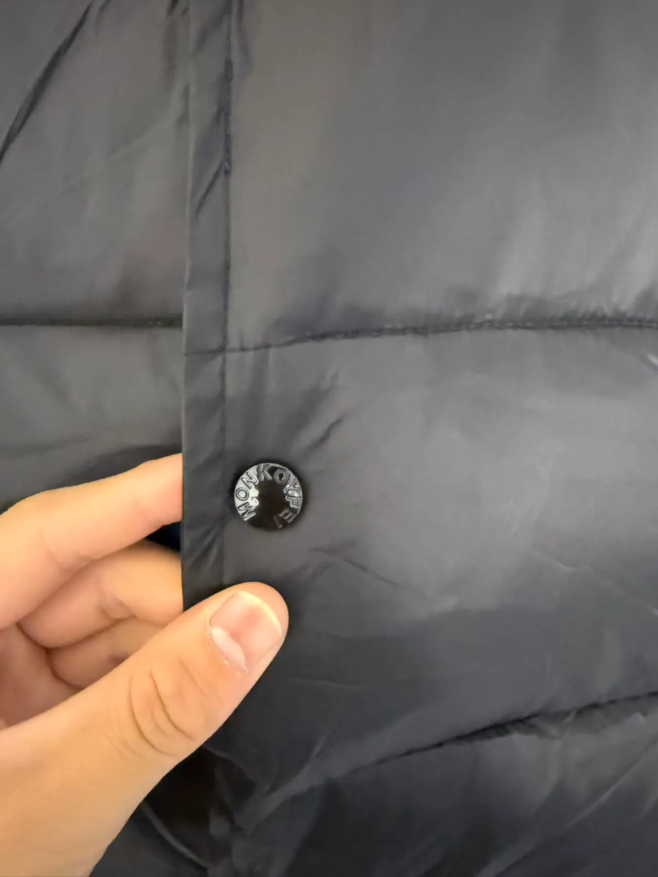 P490 Moncler masked BEAUFORTAIN black and white stitching bomber jacket down jacket 🇷🇺 top version for couples black Size: 1~4 yards 🌘purchased on sale💰19640, original mold opening, version alignment, different currency! A very versatile stand-collar down jacket, suitable for both men and women!  🌘90 white goose down filling, 100% polyester fiber original fabric, unmatched luster and texture!  🌘Three standards, details, accessories, hardware, self-observation actual photos, not much copywriting, only with hard work can I have the confidence to take such high-definition photos!