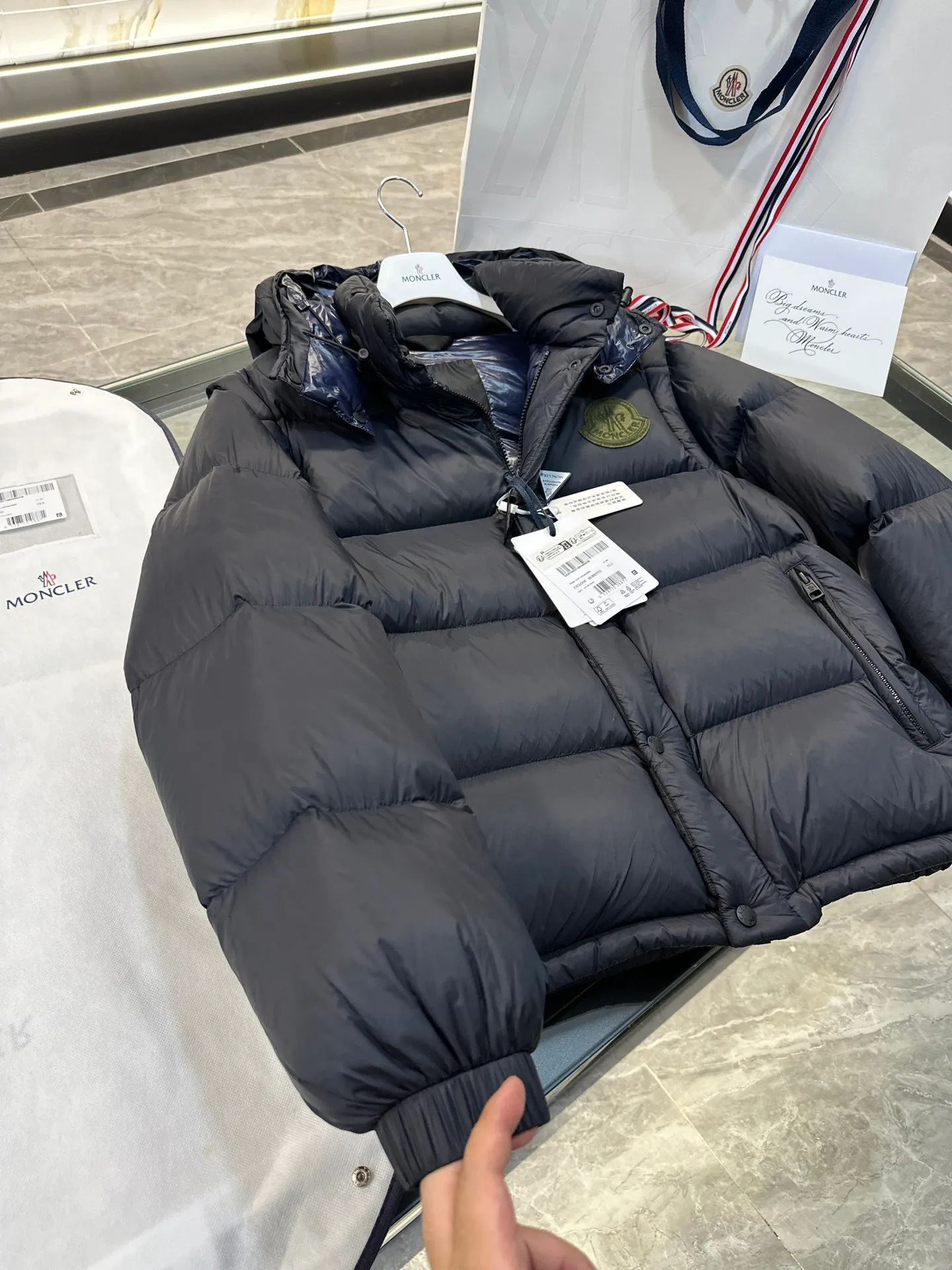 P900 Moncler Cyclone 2-in-1 down jacket. Real-shot video display. One piece of clothing can be worn in multiple ways. More details are displayed.
